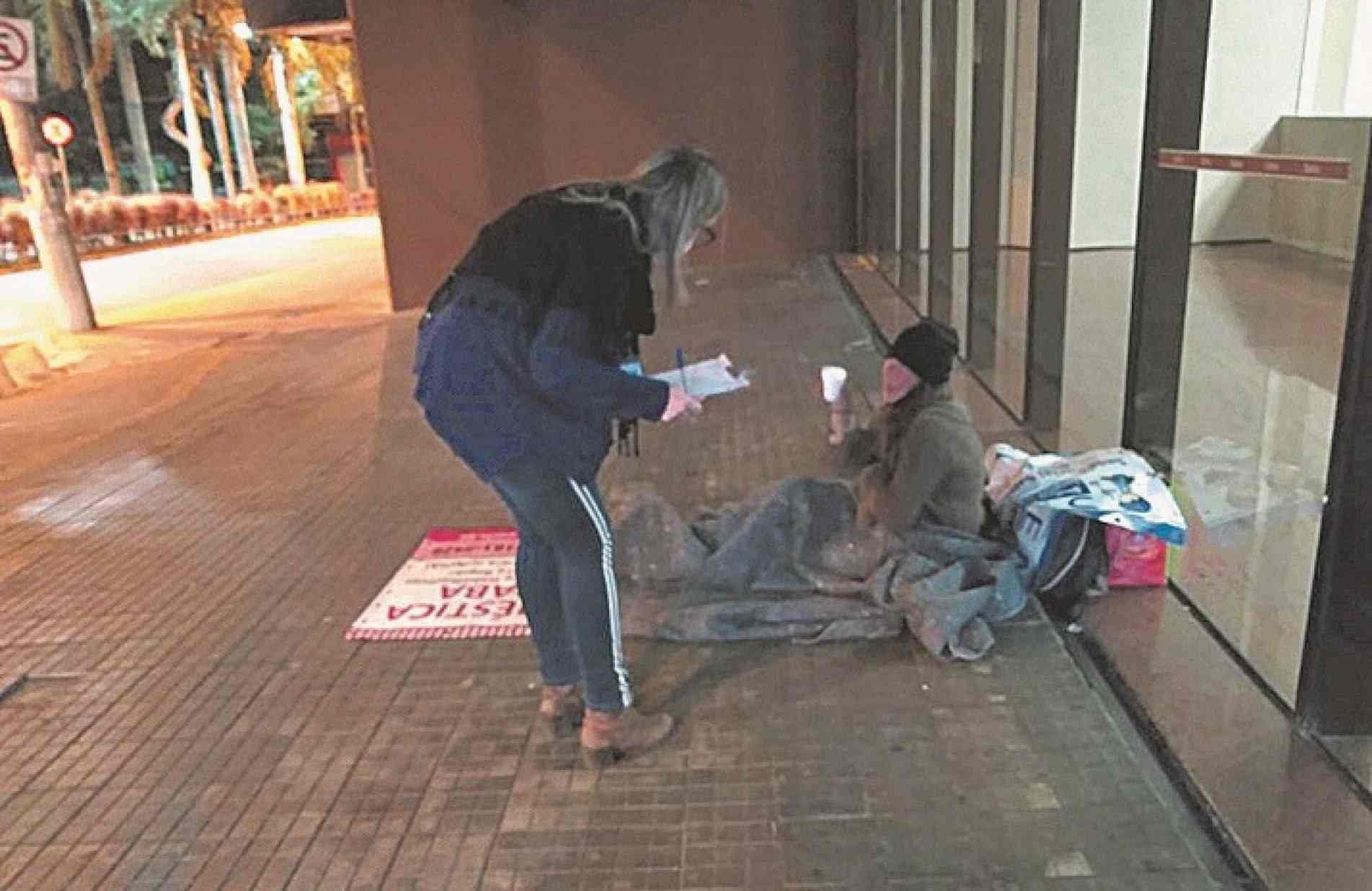 Pessoas em situação de rua recebem atendimento da prefeitura