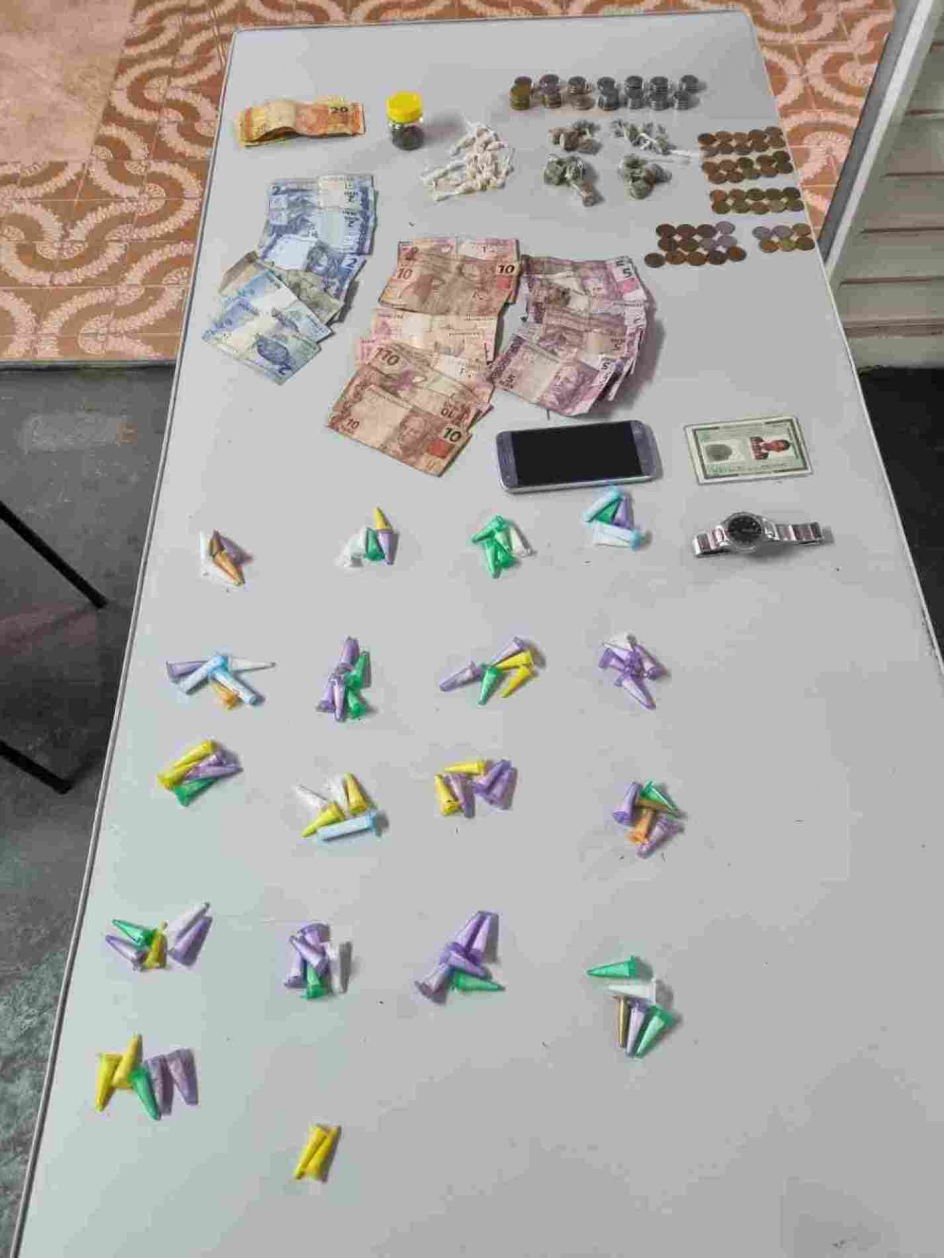 135 porções de drogas foram apreendidas