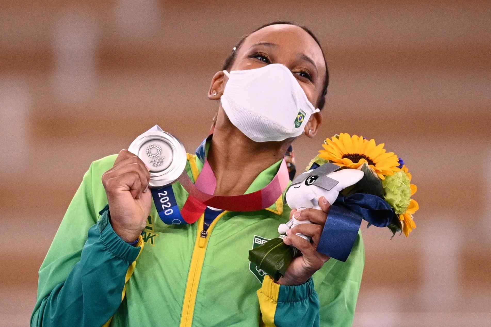 Rebeca Andrade celebra medalha de prata na ginástica individual