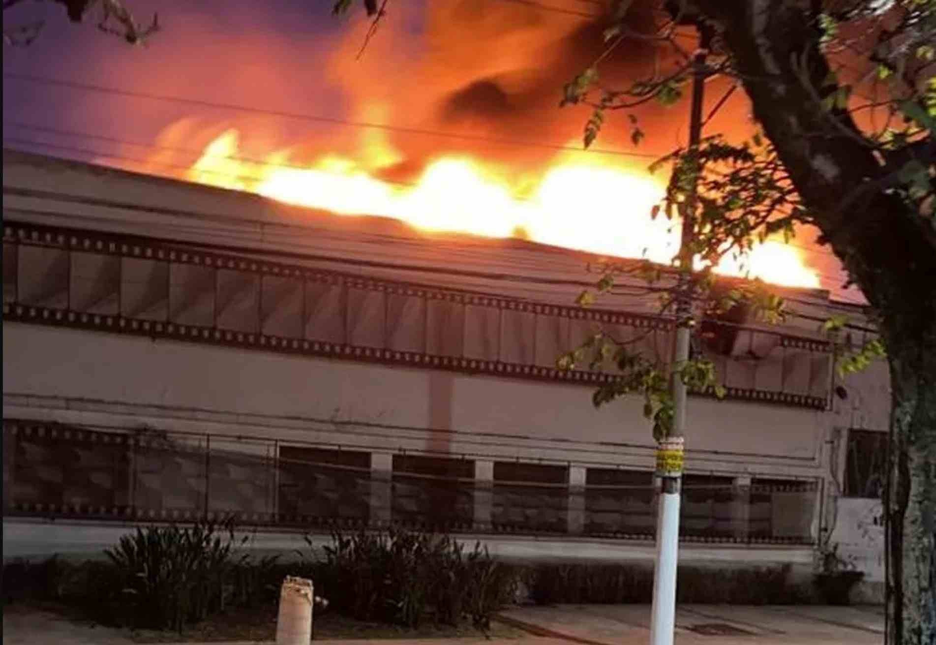 Fogo começou no início da noite e bombeiros trabalham para conter as chamas