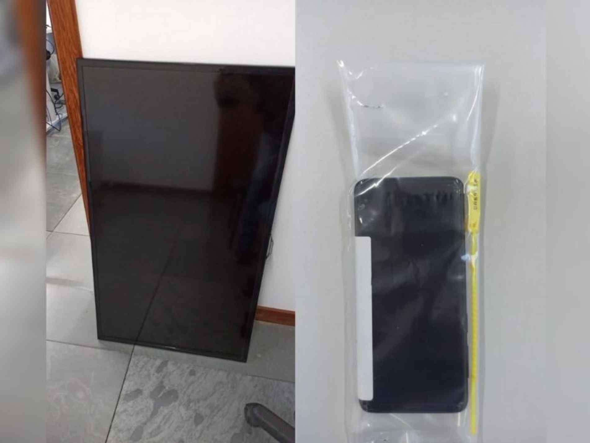 Na casa de um dos rapazes, a polícia encontrou dois celulares e joias das vítimas, além de uma televisão roubada de uma loja  