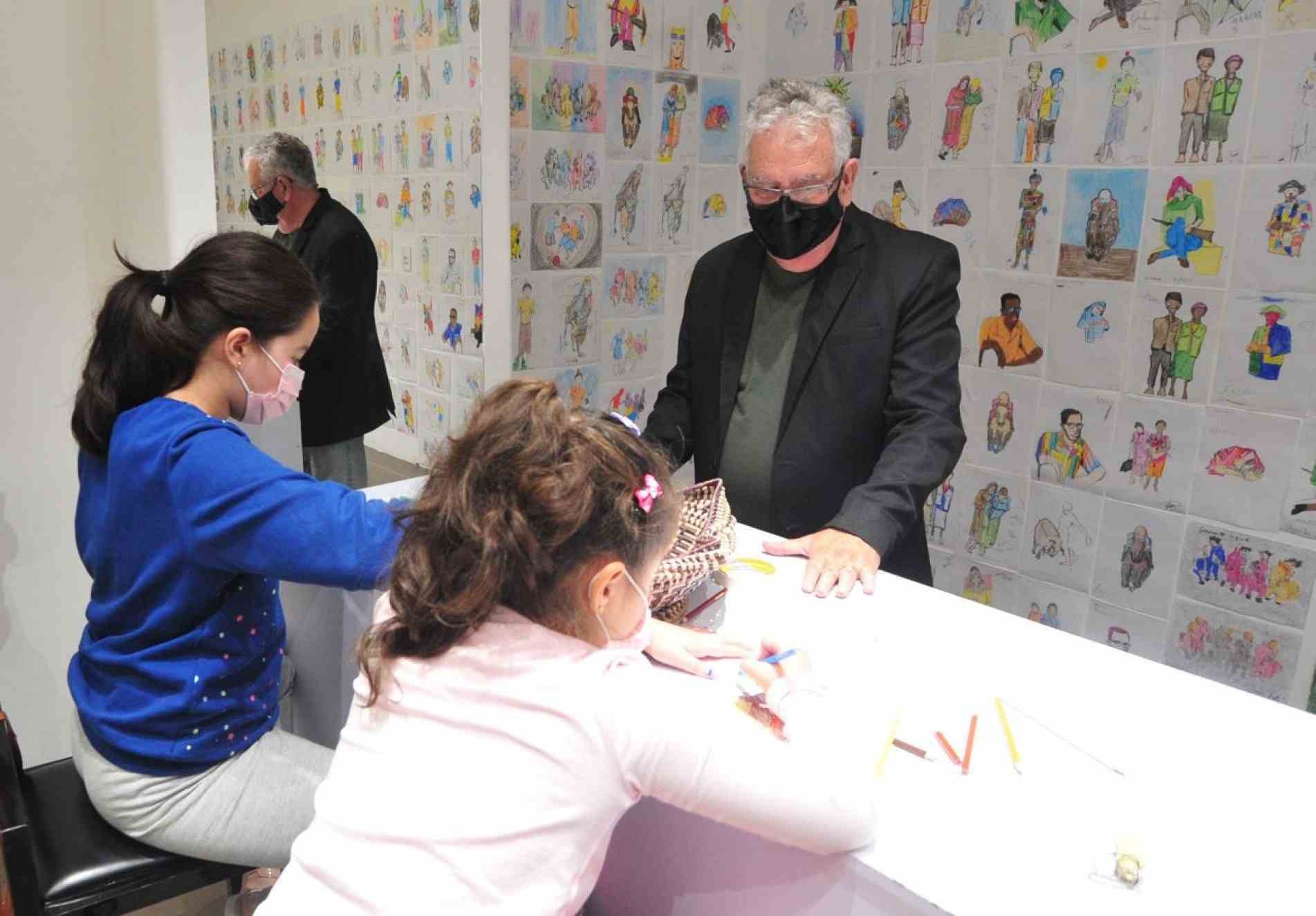 Paulo Roberto Giavoni conduz a criançada pela exposição; depois, elas são convidadas a pintar os desenhos das telas.