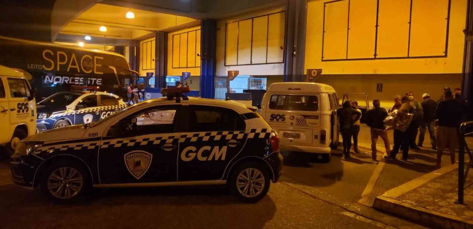 Equipes percorrem 41 pontos da cidade e acolheram 24 pessoas; animais de rua também receberam cuidados