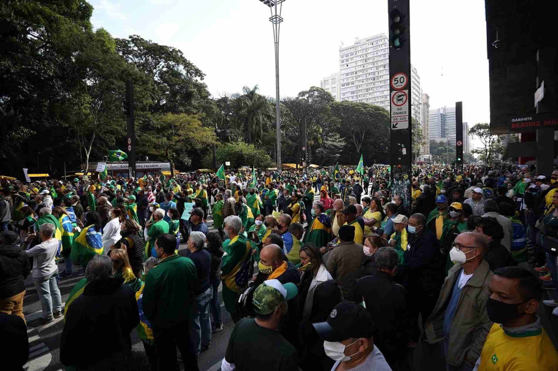Protesto pelo voto impresso e favorável ao governo de Jair Bolsonaro na Avenida Paulista em São Paulo (SP), neste domingo (1).