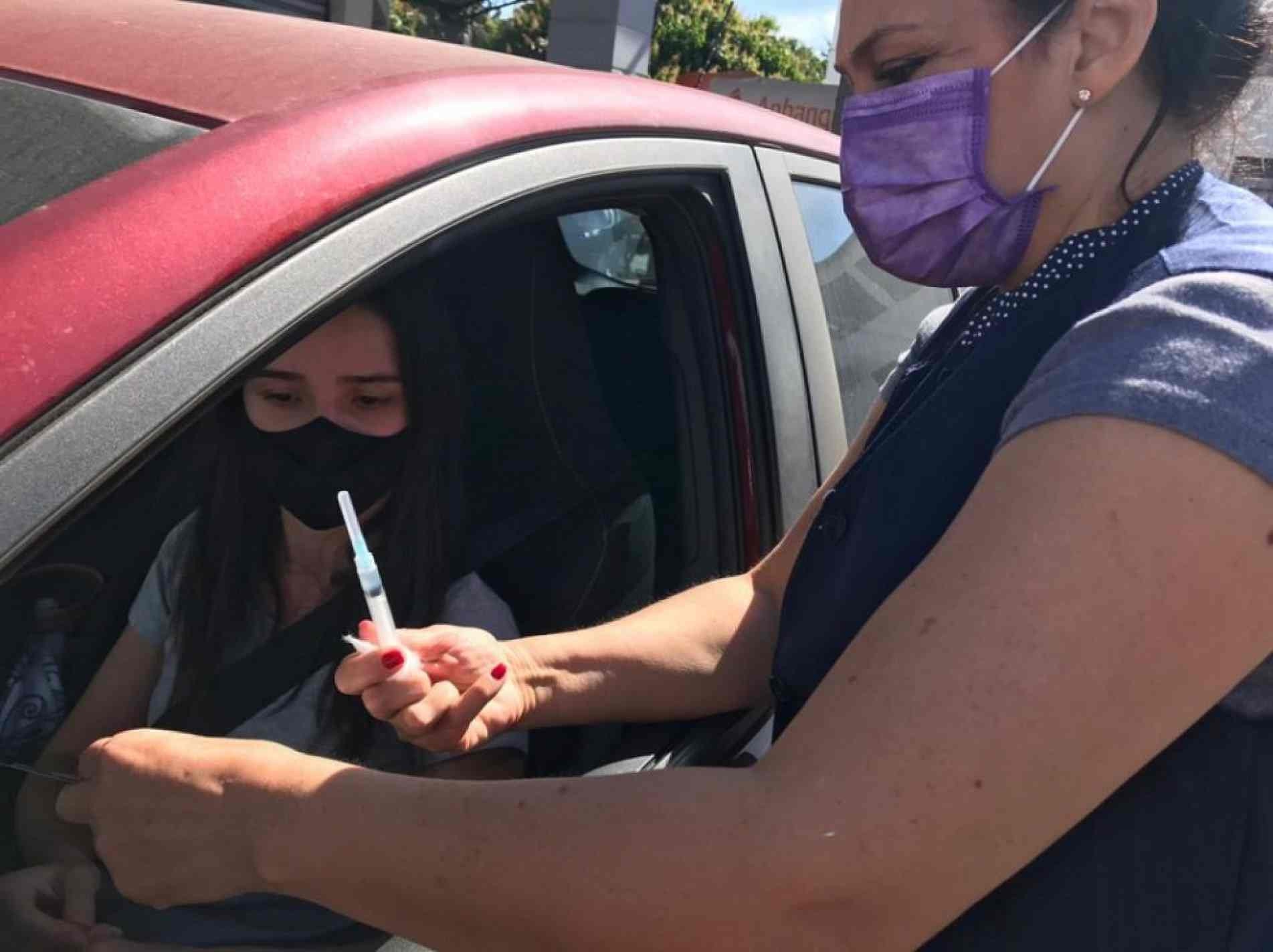 A Prefeitura de Sorocaba realiza, nesta segunda-feira (2), a vacinação da primeira dose da vacina contra a Covid-19 em pessoas com 26 anos completos ou mais. 