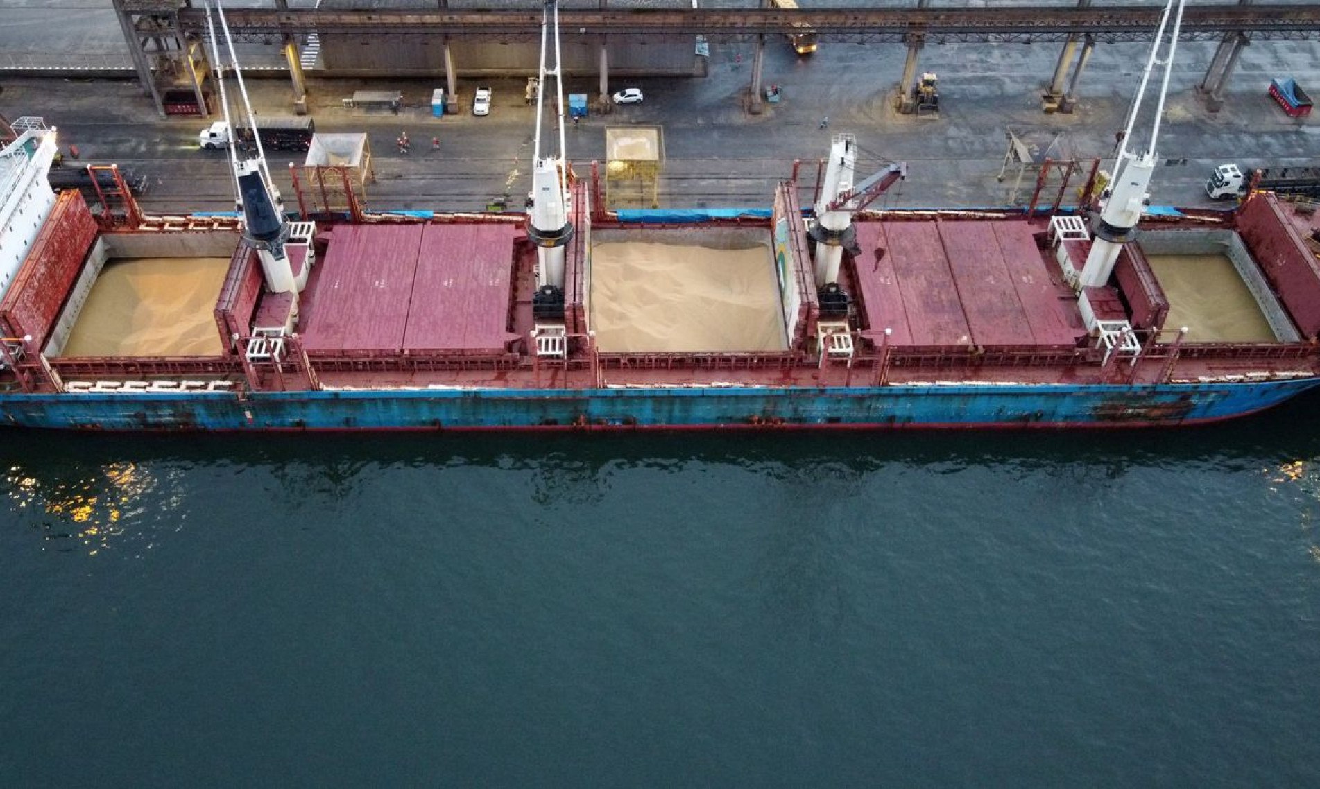 Bulk Carrier 'Discoverer' unloads U.S. soybeans at the port of Paranagua, Brazil, December 3, 2020. Picture taken December 3, 2020. Picture taken with a drone. REUTERS/Rodolfo Buhrer