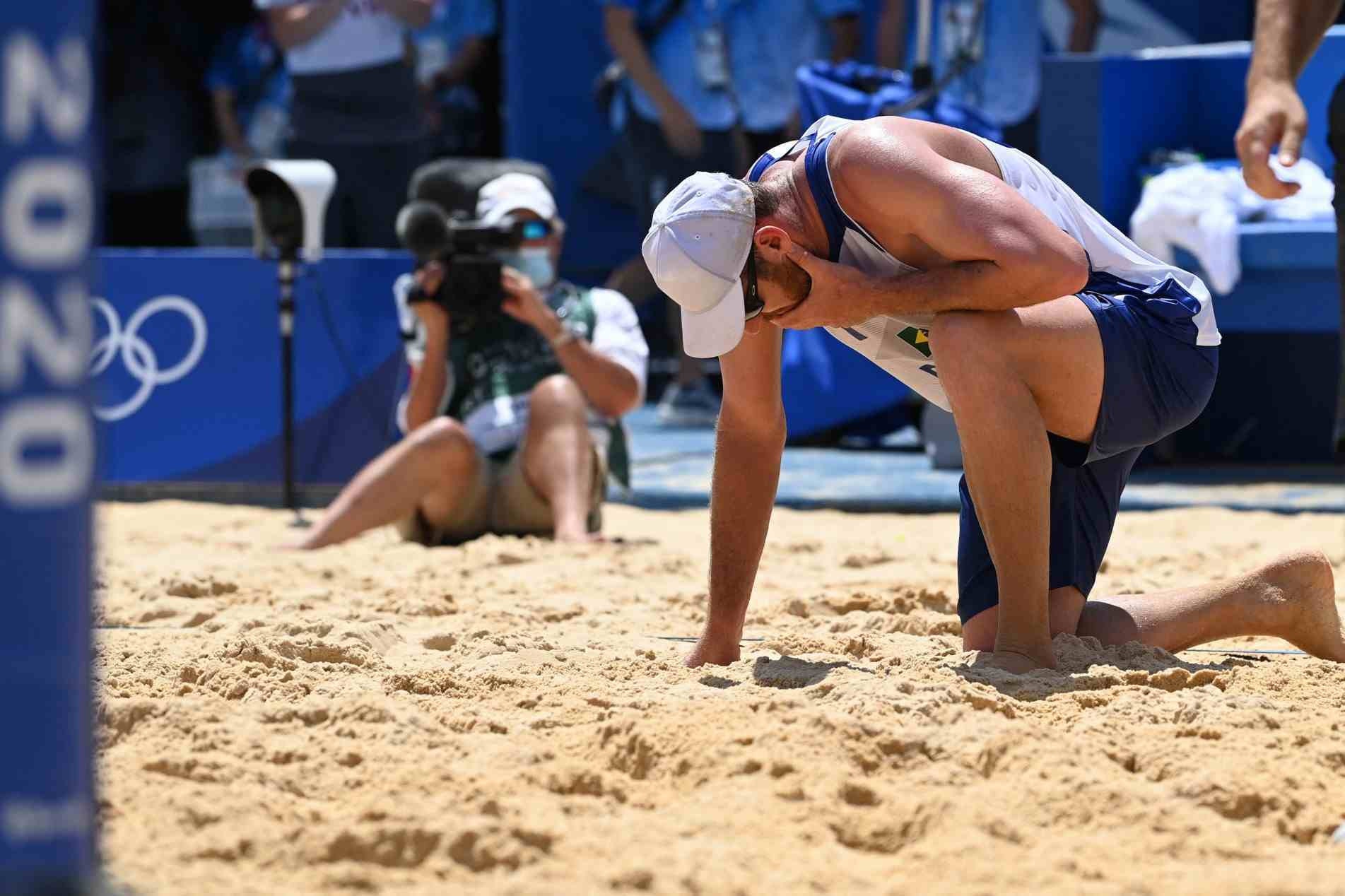 Alison, campeão na Rio-2016, lamenta derrota do Brasil no vôlei de praia