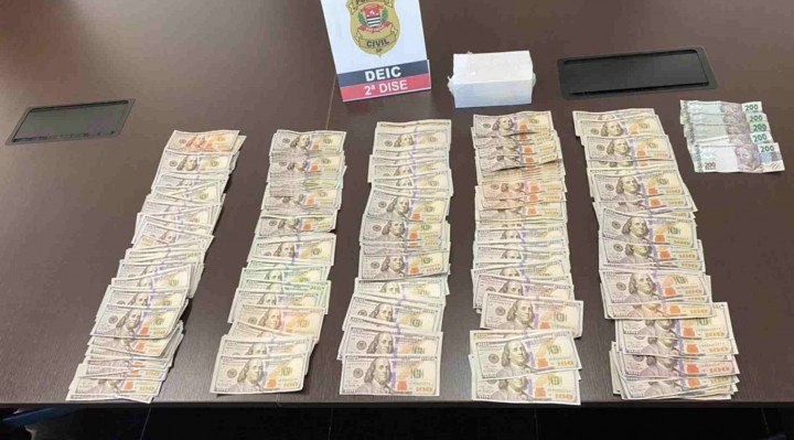 Na casa do homem, a polícia apreendeu cerca de R$ 50 mil dólares em notas falsas