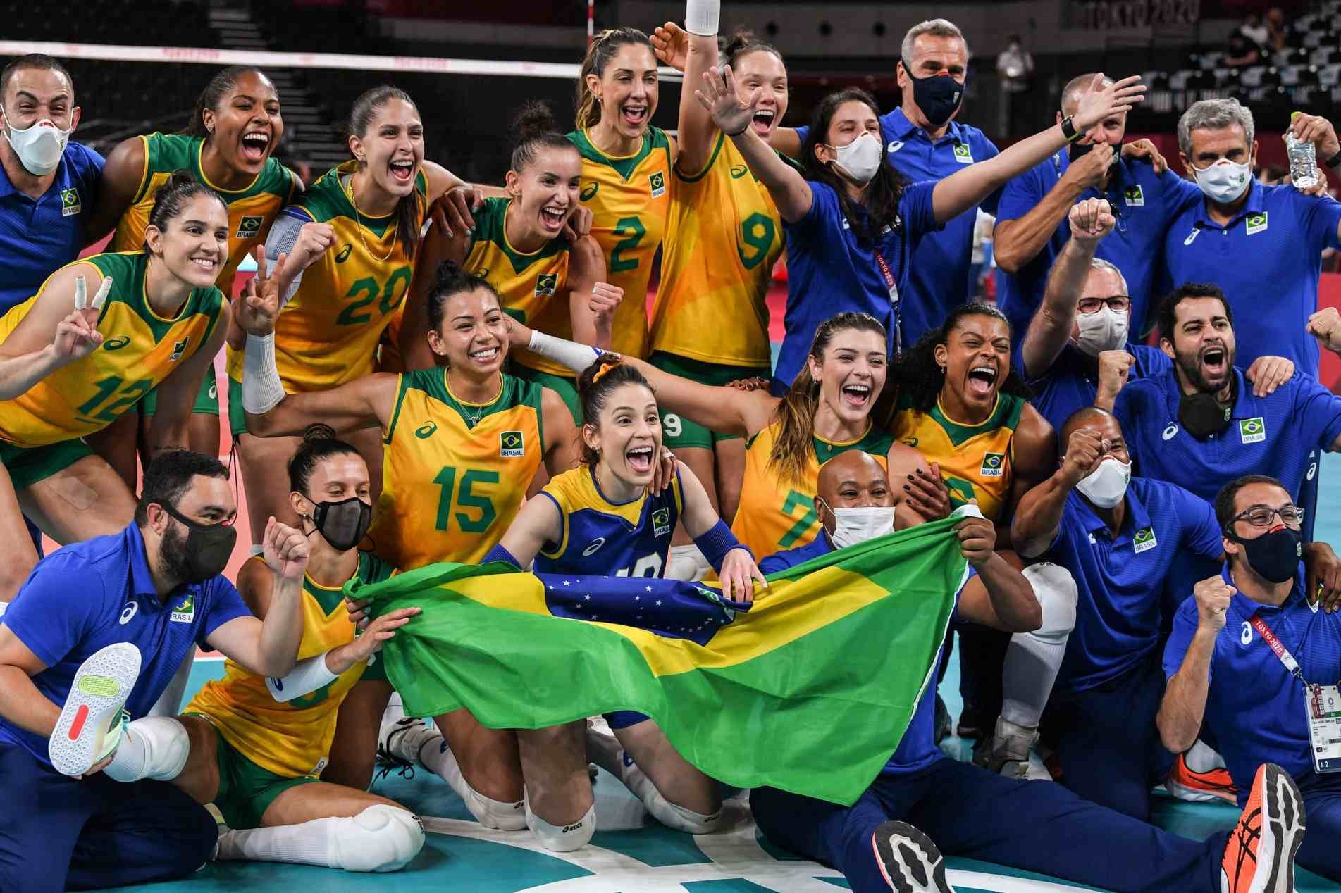 Seleção e comissão técnica comemoram classificação para a final do vôlei feminino