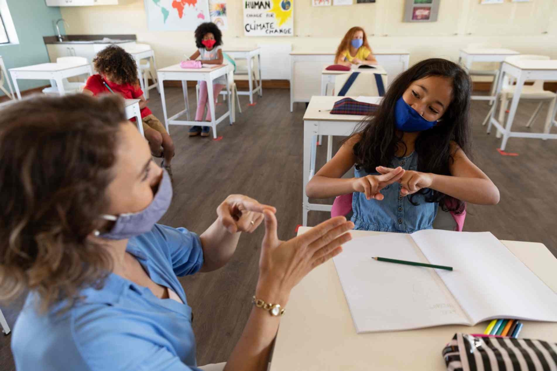 Projeto de lei que garante educação bilíngue para pessoas surdas é sancionado