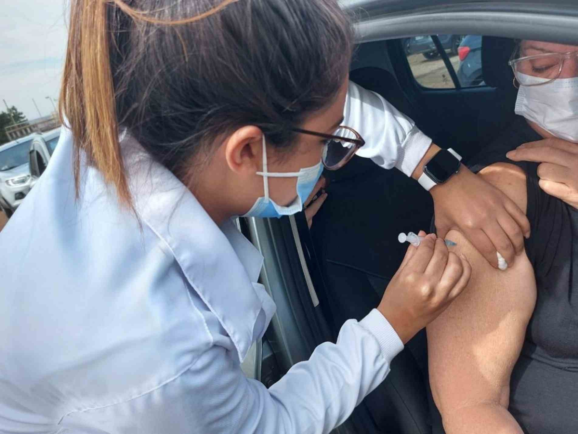 A Prefeitura de Sorocaba informou que aguarda a chegada de mais doses da vacina contra a Covid-19 para dar continuidade nas ações de aplicação da primeira dose.