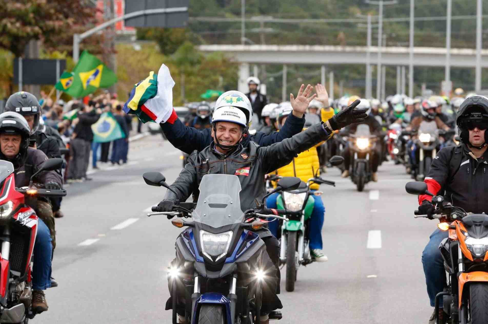 Presidente participou de motociata com apoiadores em SC.