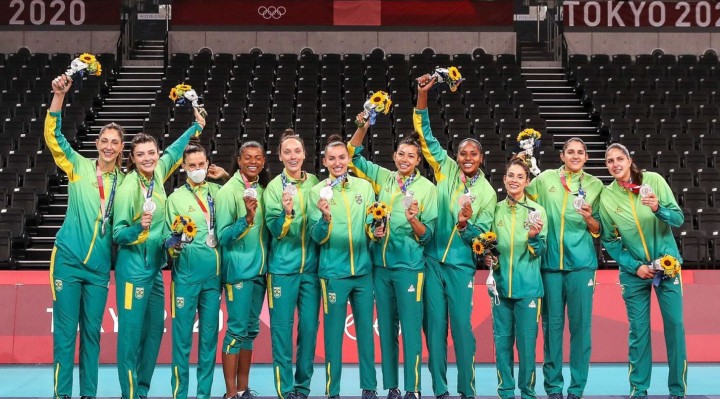 Após boa campanha na Olimpíada, a seleção feminina de vôlei levou a medalha de prata na final