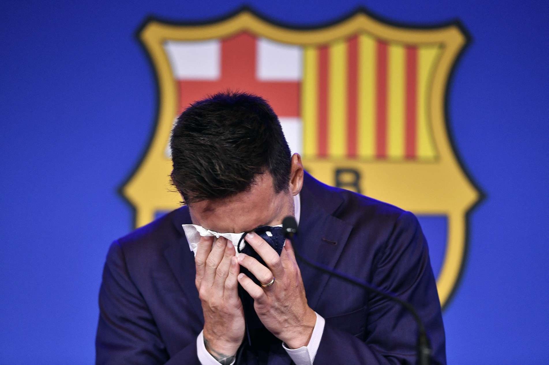 Messi chorou muito na despedida do Barcelona; ele está prestes a assinar com o PSG