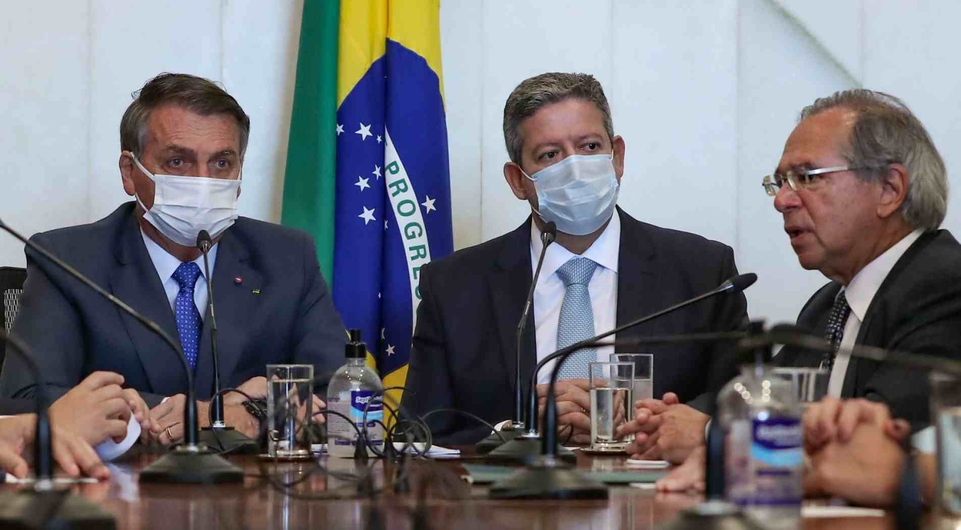Paulo Guedes acompanhou Bolsonaro na entrega do texto MP ao Congresso.