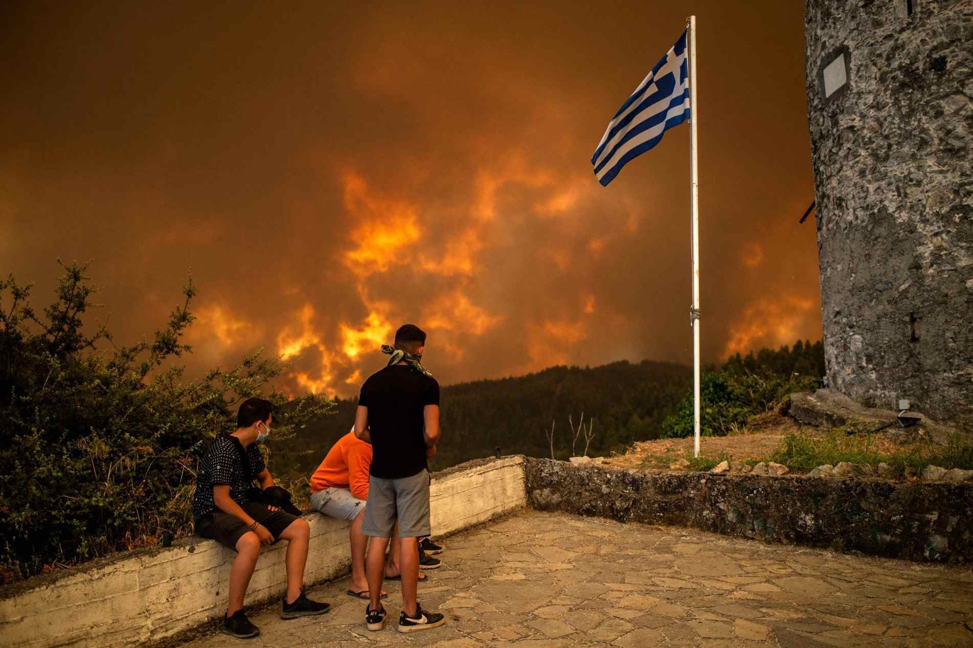 Moradores foram retirados da ilha de Evia, ontem.