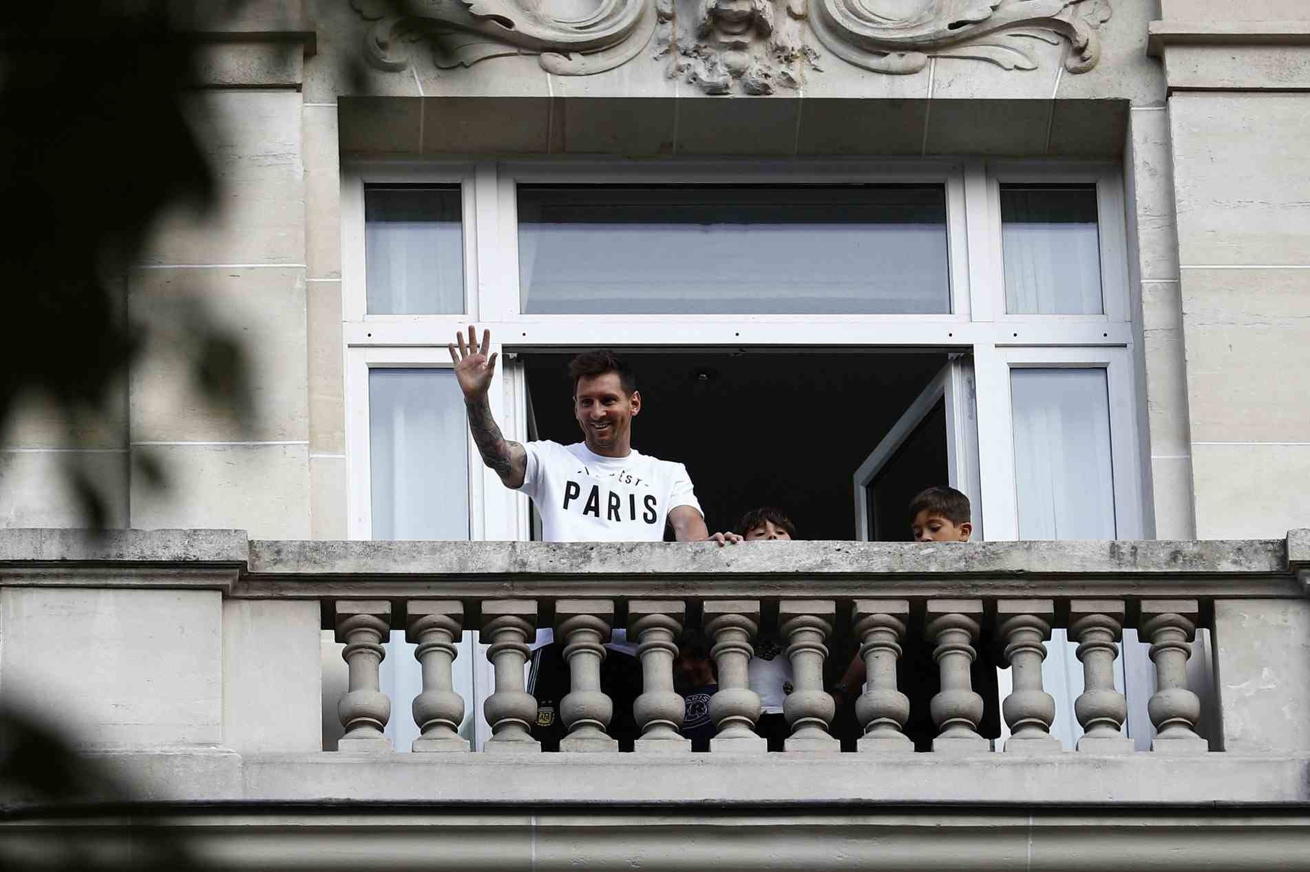 Messi acena para torcedores na assinatura de seu vínculo com o PSG