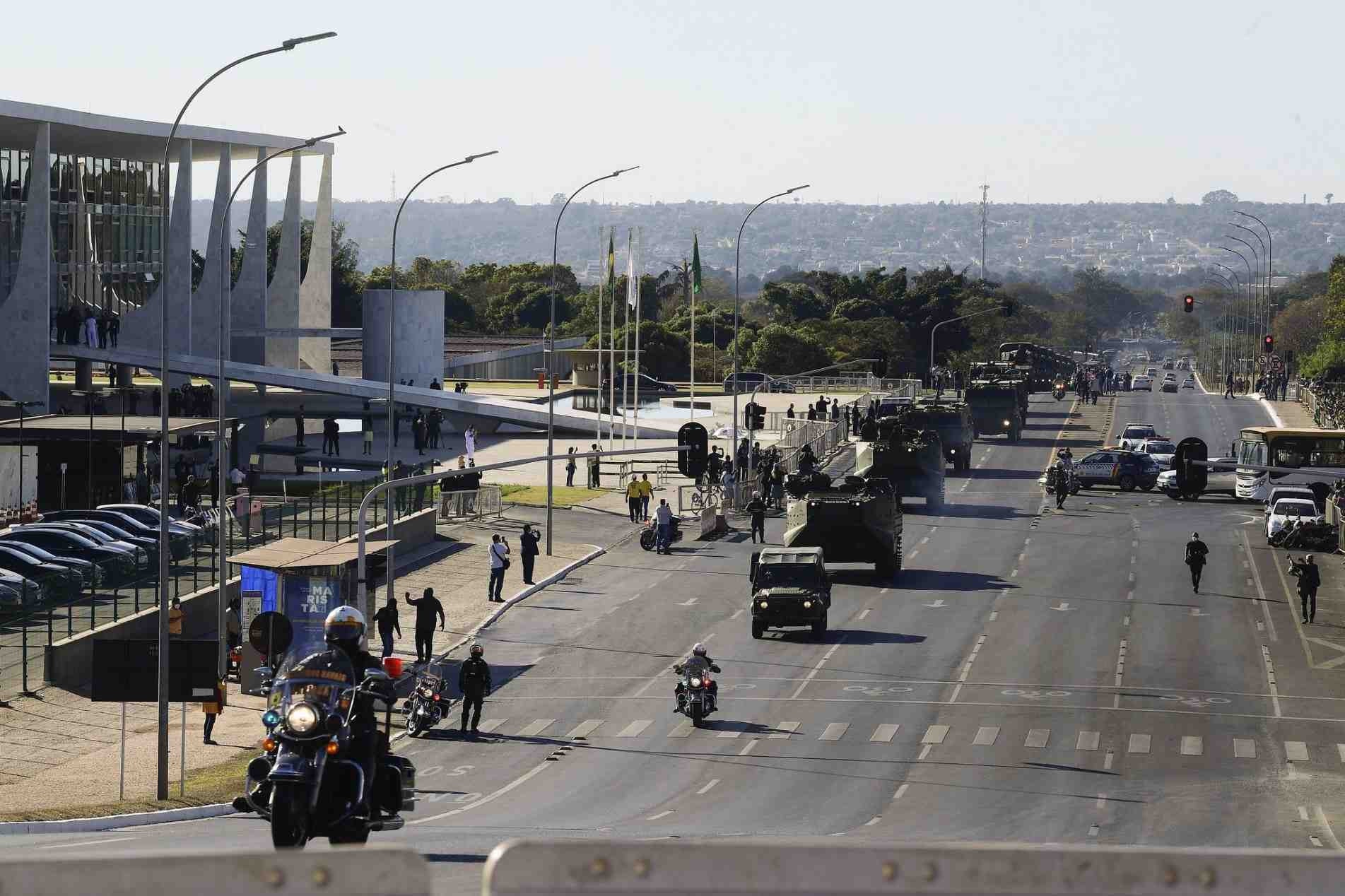 Comboio de blindados passou pela área central de Brasília.