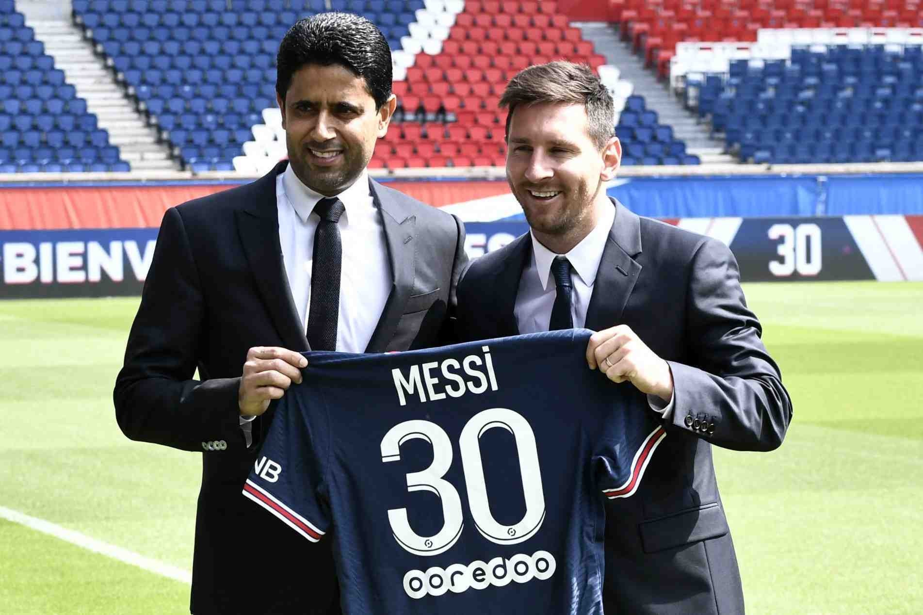 Nasser Al-Khelaifi, presidente do PSG, e Lionel Messi, o novo camisa 30 do clube