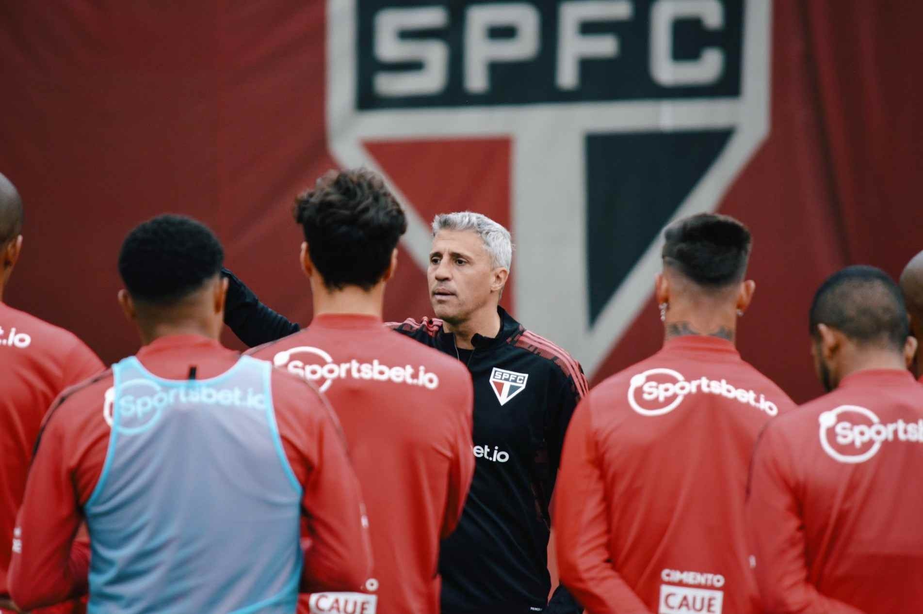 Técnico pensa no jogo da Libertadores com o Palmeiras.