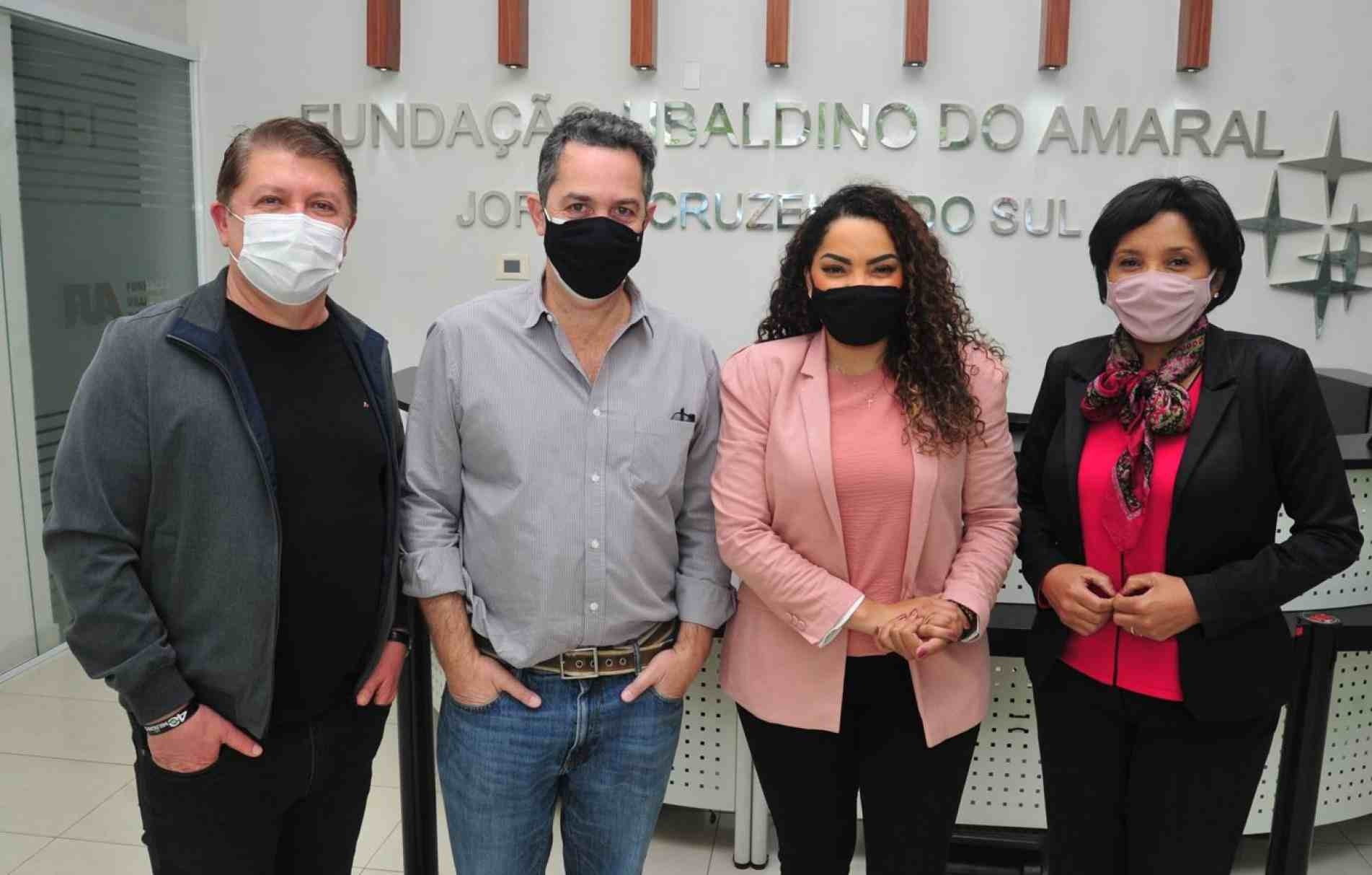 Antes de ir ao PTS, Suéllen Rosim (de rosa) visitou a sede do Cruzeiro e da FUA. Acompanhada do deputado Jefferson Campos e de assessora, foi recebida pelo editor-chefe Guilherme Gomes.