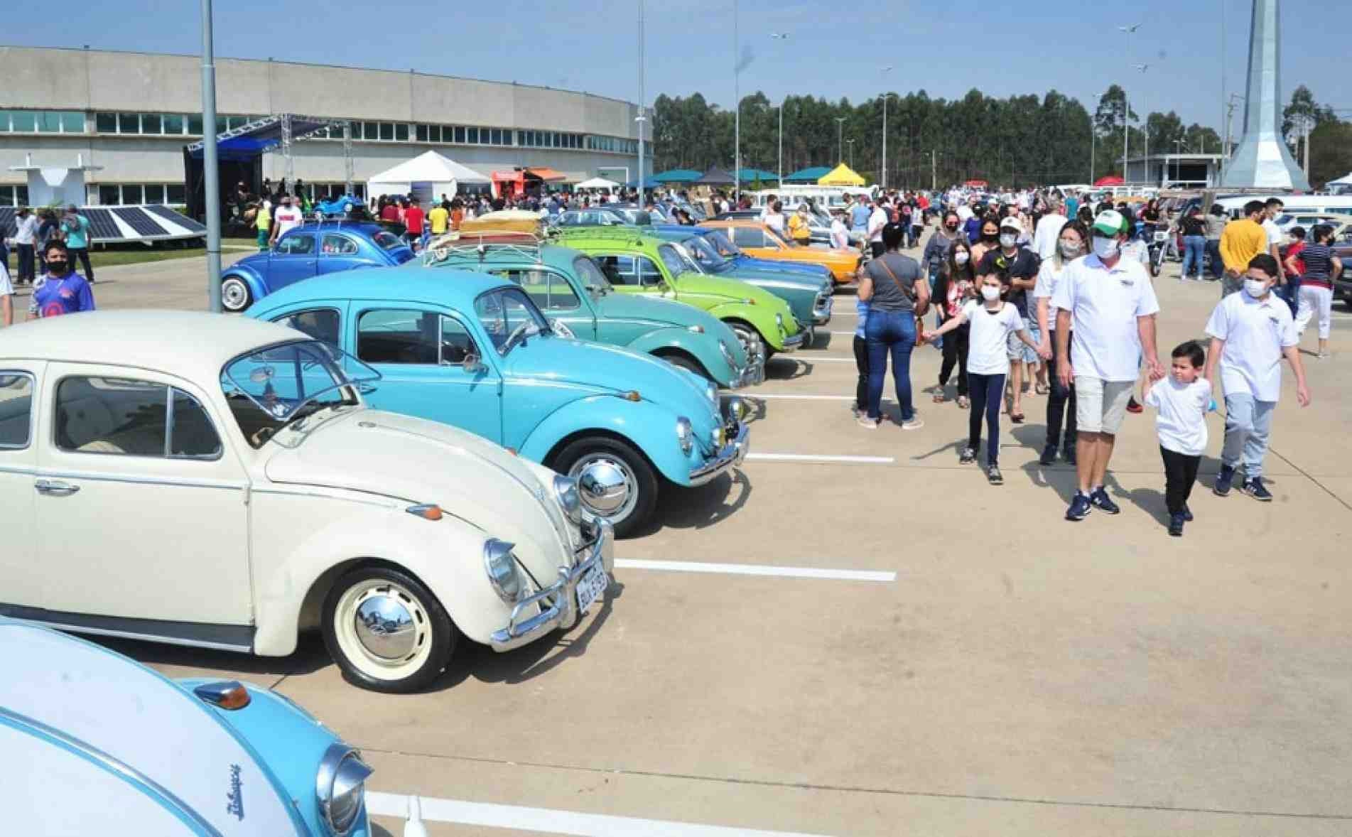 Exposição de carros antigos atrai milhares de pessoas ao Parque Tecnológico de Sorocaba (PTS).