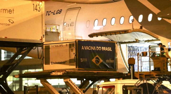 Novo lote de doses da CoronaVac chegou ao Aeroporto de Guarulhos na noite de domingo (15) 