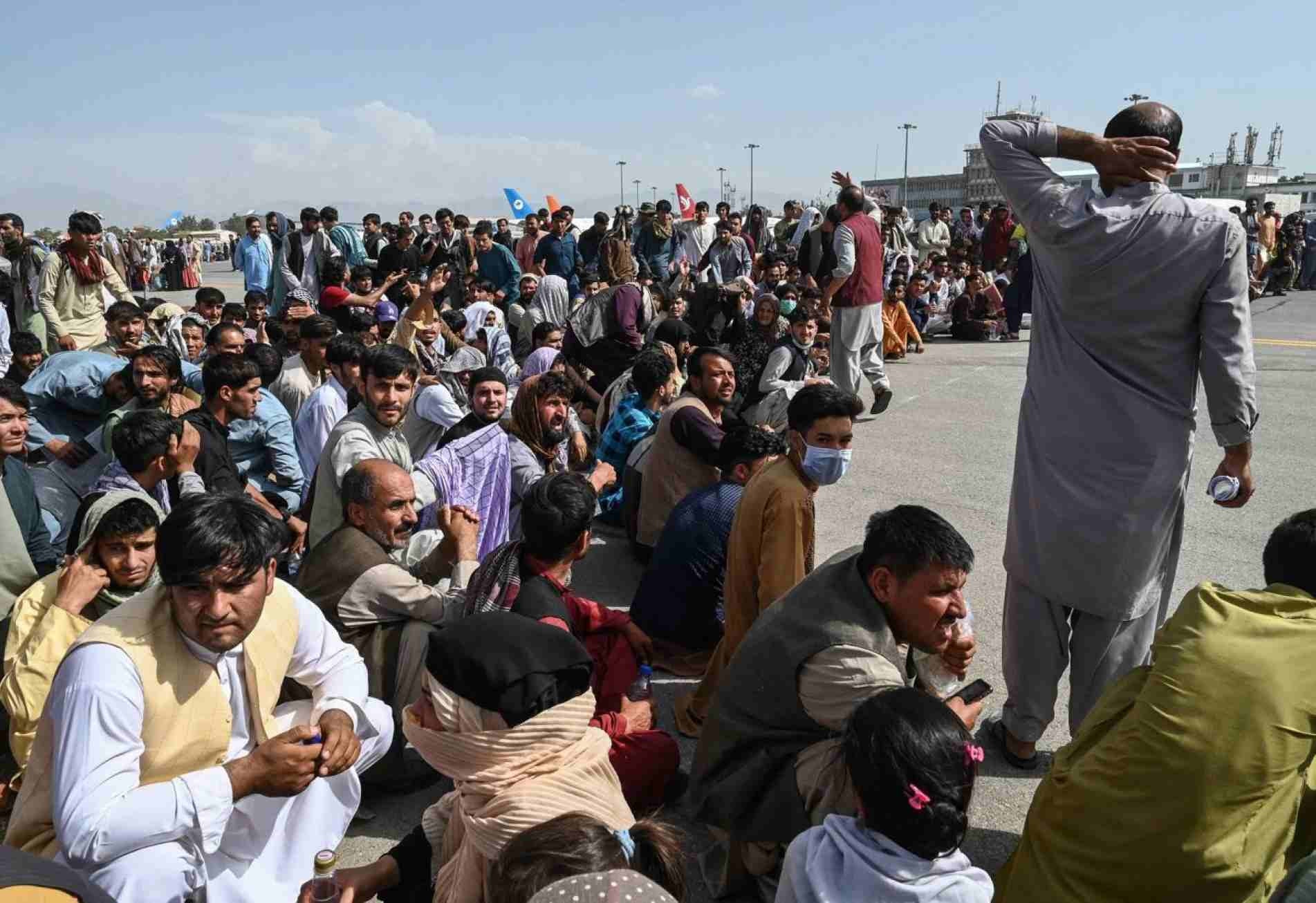 Milhares foram ao aeroporto tentar fugir do país agora comandado por radicais religiosos.