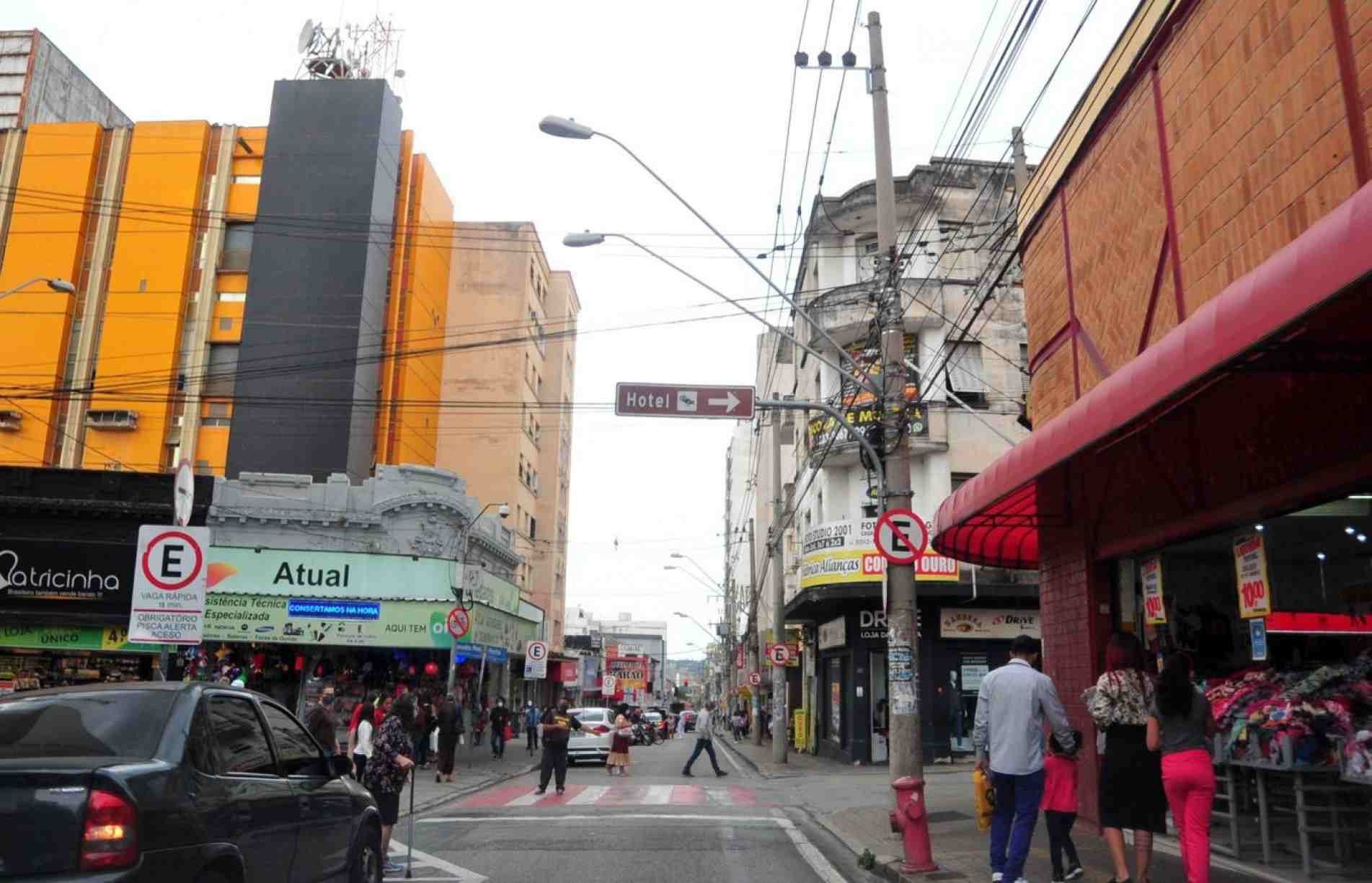 Comerciantes e consumidores devem manter o uso de máscaras, distanciamento e demais protocolos sanitários.