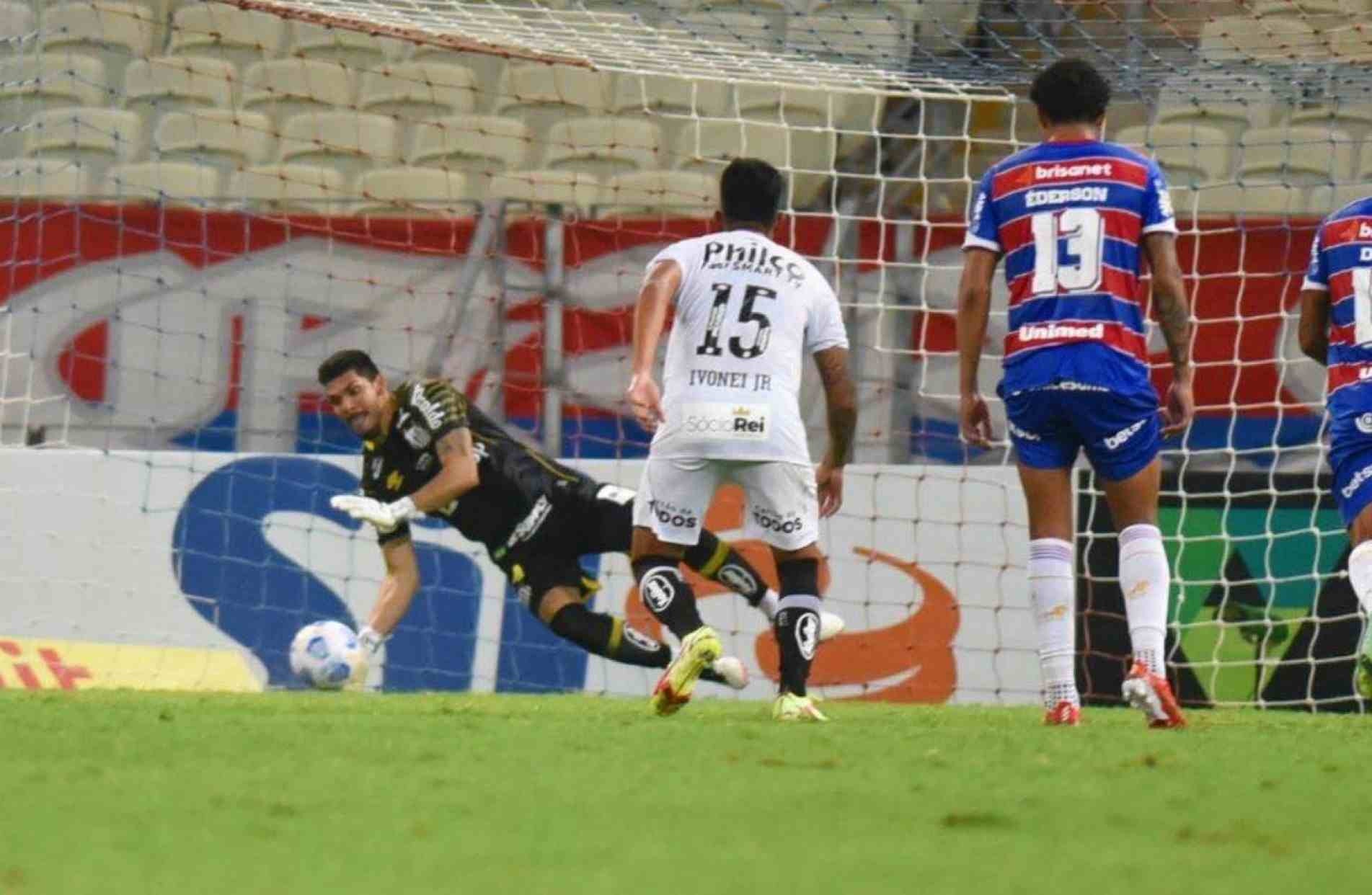 Goleiro João Paulo em defesa de pênalti.