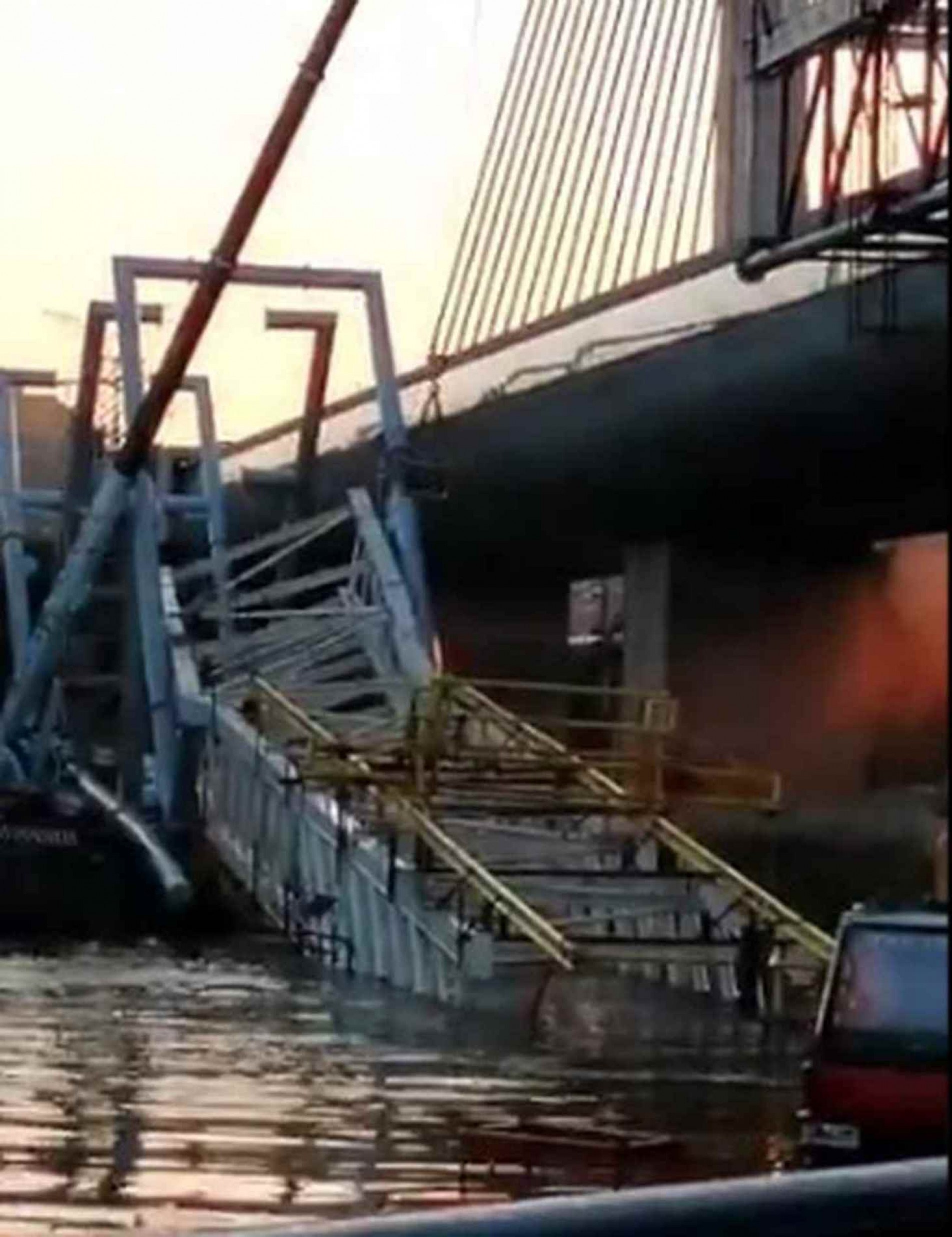 Imagem da ponte caída no Rio Pinheiros, na zona sul de São Paulo