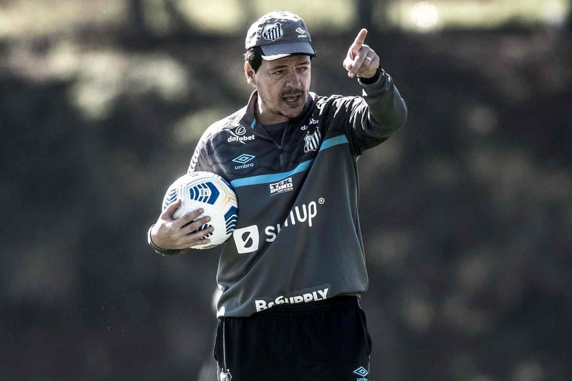 O técnico Fernando Diniz tem desfalques para o jogo de hoje.