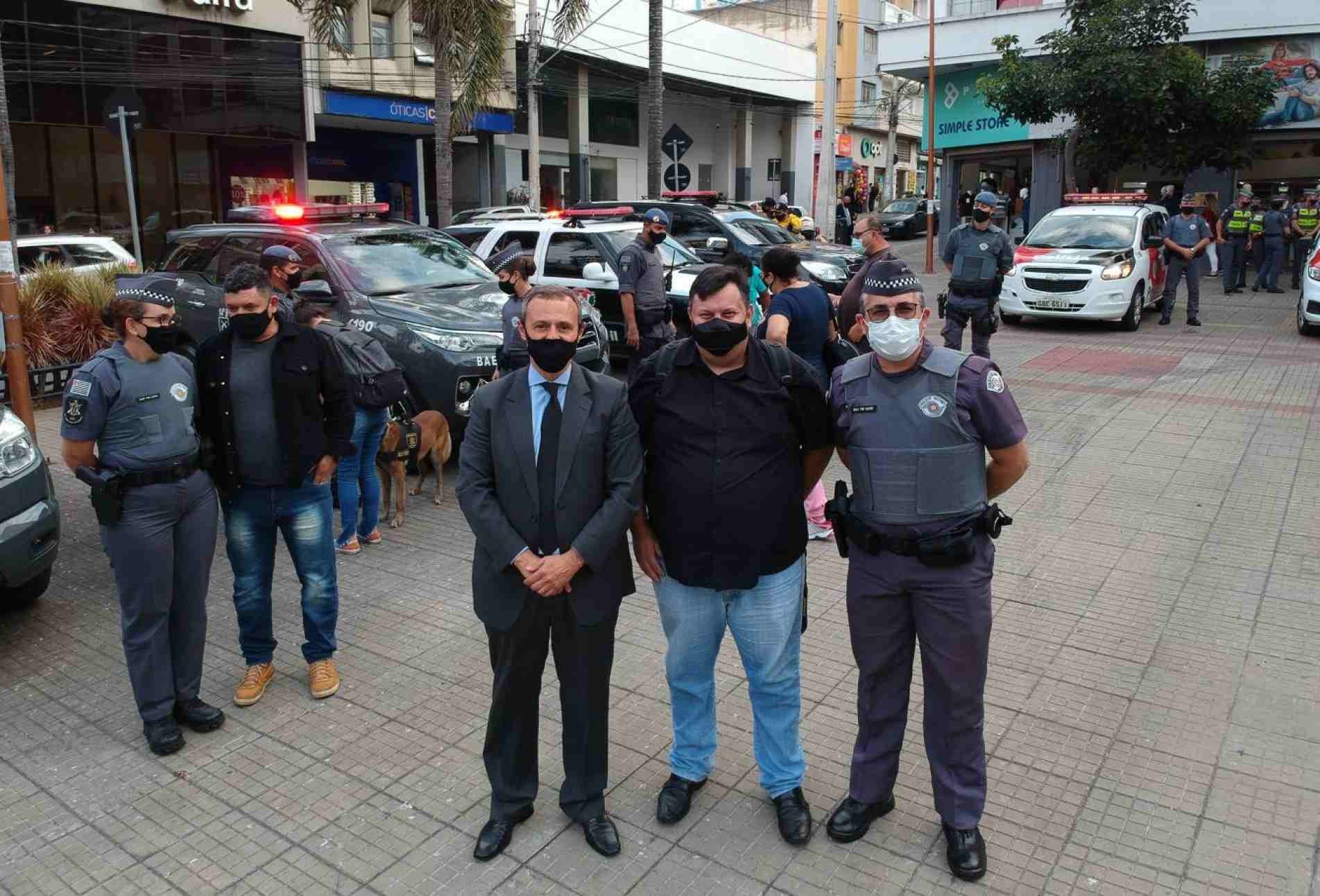 Hamilton Ferreira da Silva ladeado pelo delegado José Humberto Urban Filho e o major Fábio Haro.