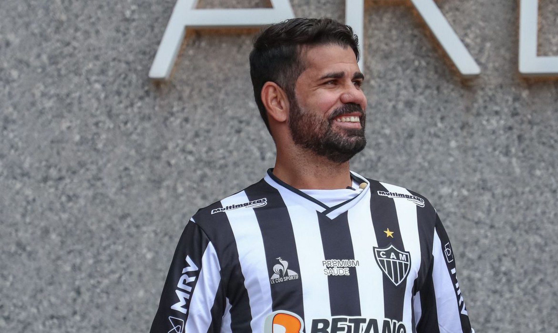 Atlético-MG apresenta oficialmente Diego Costa, que vestirá camisa 19