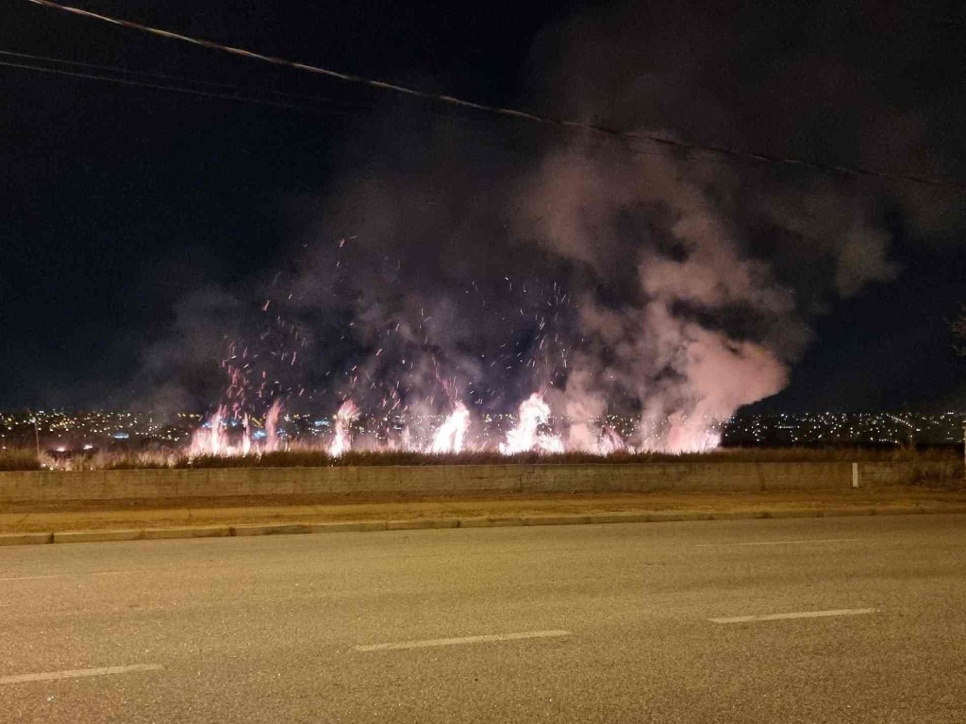 Área perto de um condomínio industrial na avenida Fernando Stecca pegava fogo na noite desta quarta-feira (18)