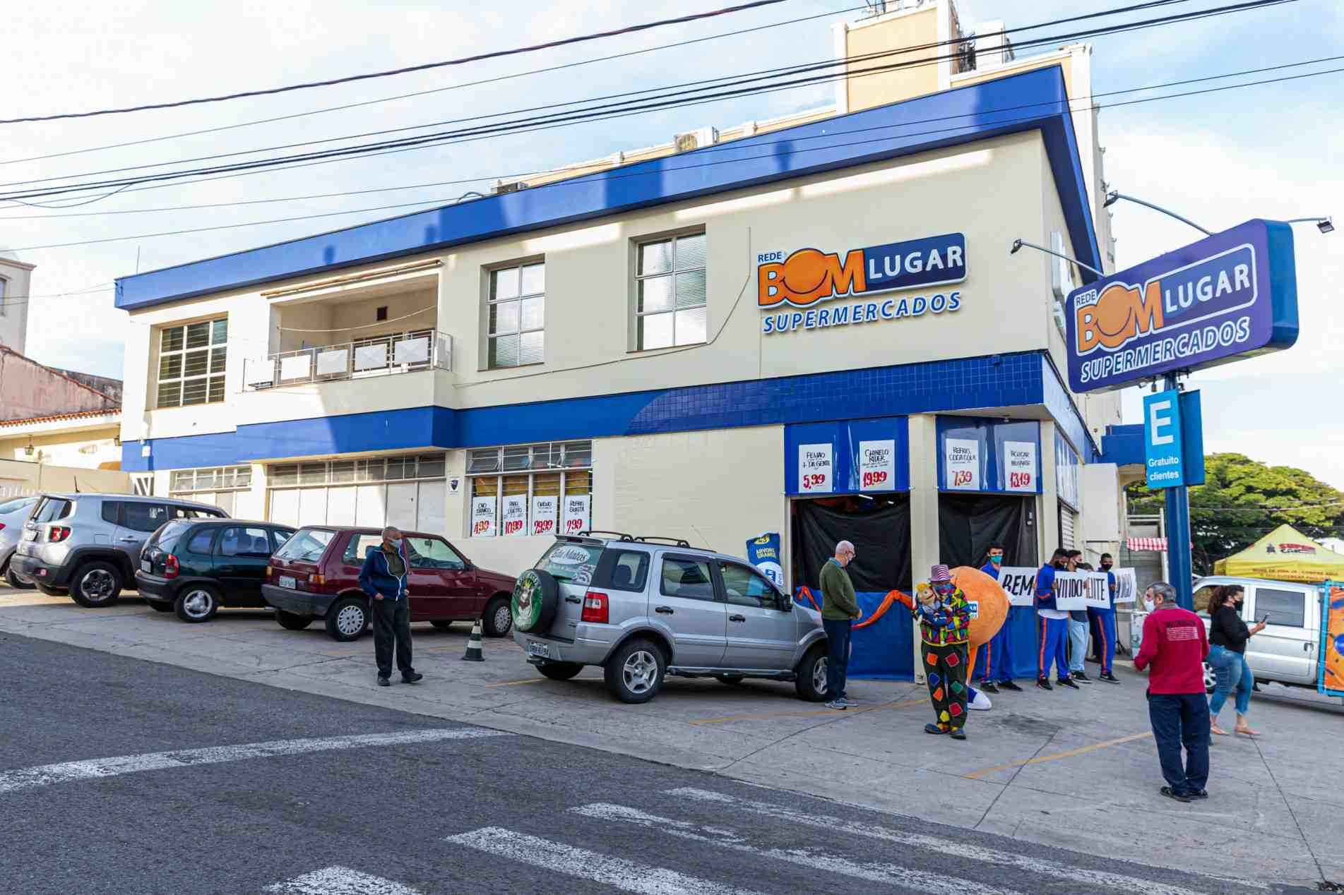 A loja está localizada no bairro Além Ponte, na esquina das ruas Padre Lessa e João Ferreira da Silva.