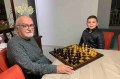 Davi Garcia de Freitas, de 8 anos, aprendeu xadrez com o avô Sergio Augusto Garcia. - CORTESIA