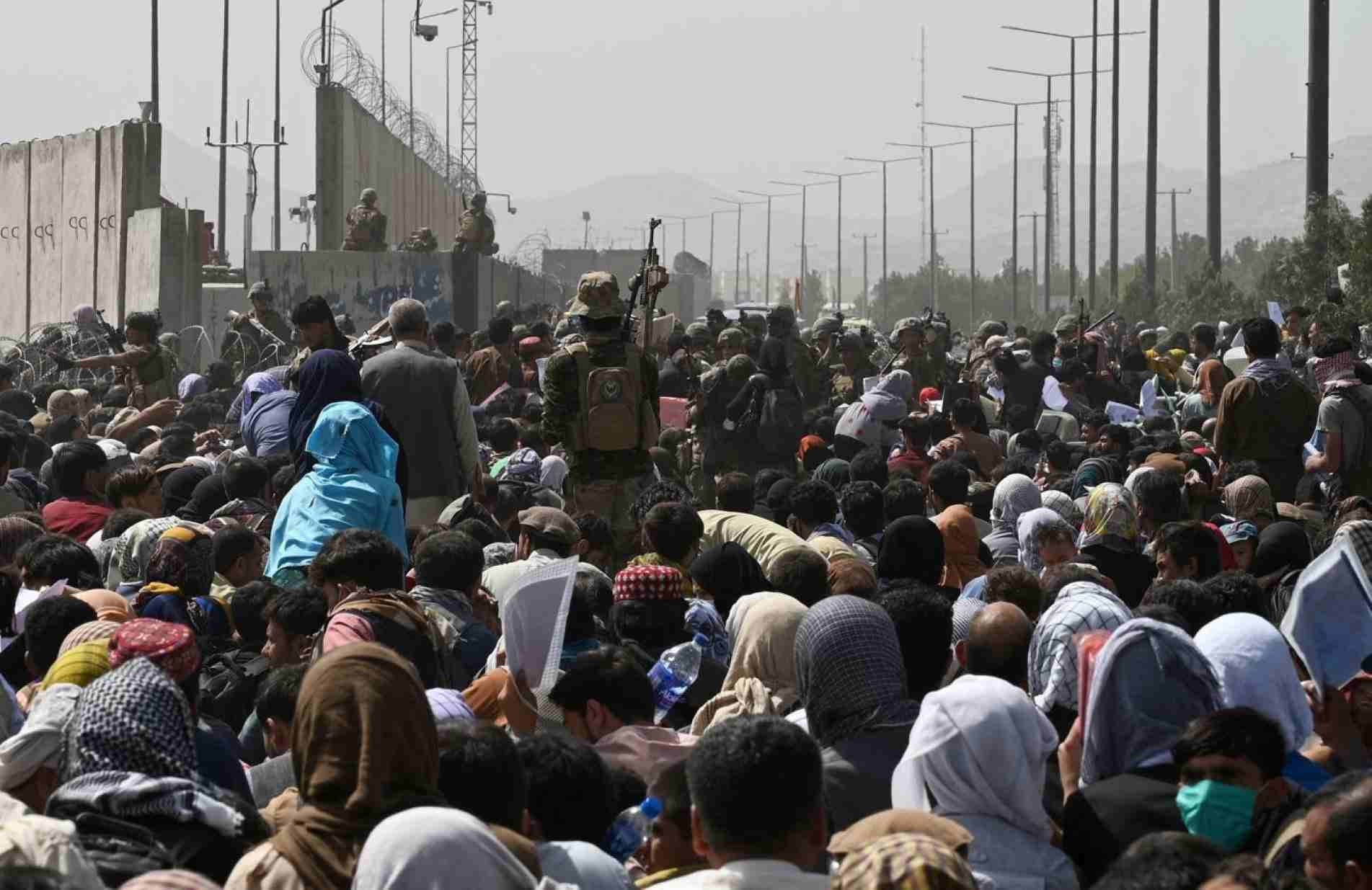 Milhares tentam fugir do novo governo do Taleban.