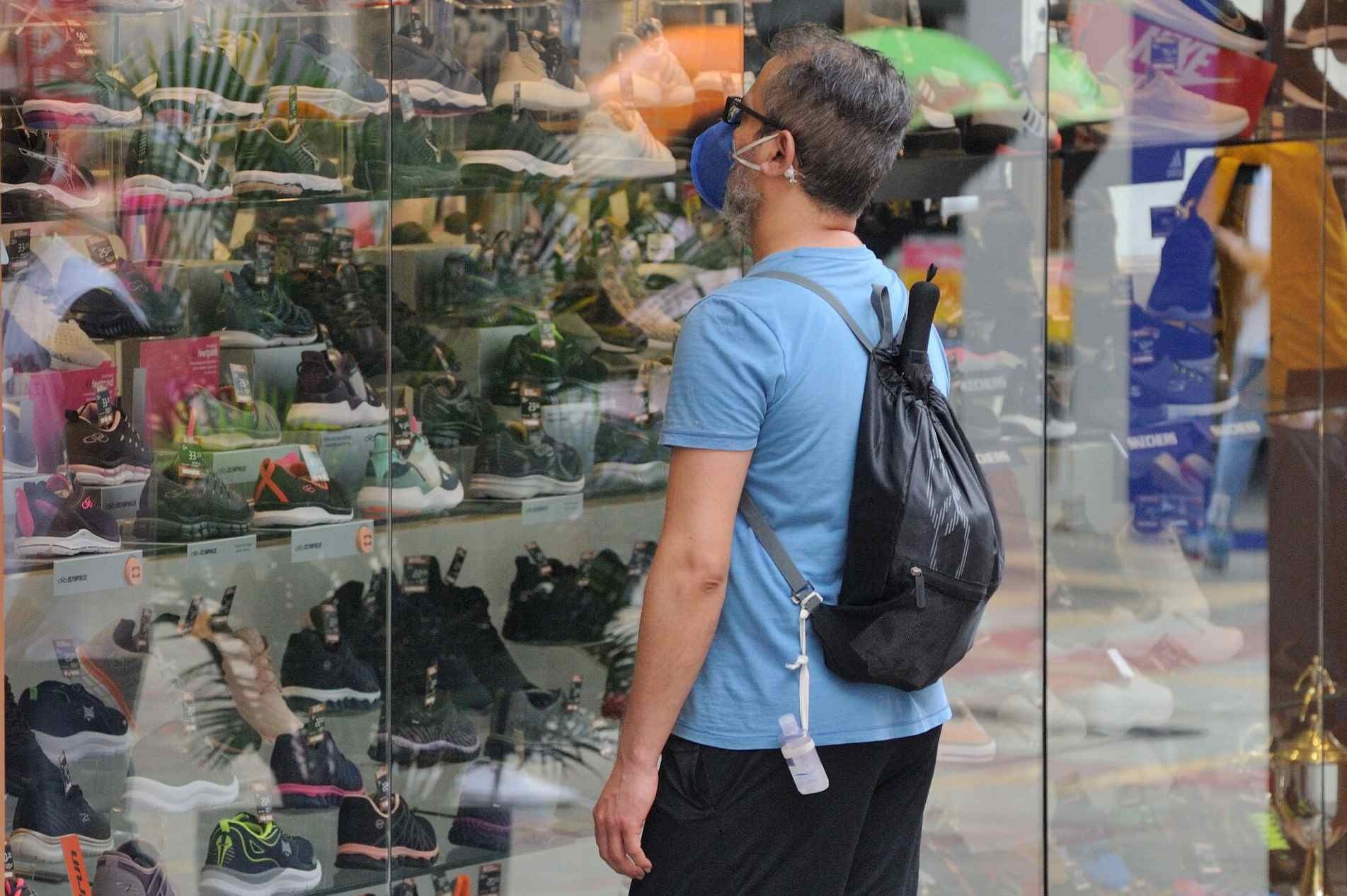 Mais pessoas estão indo às lojas de rua e nos shoppings.