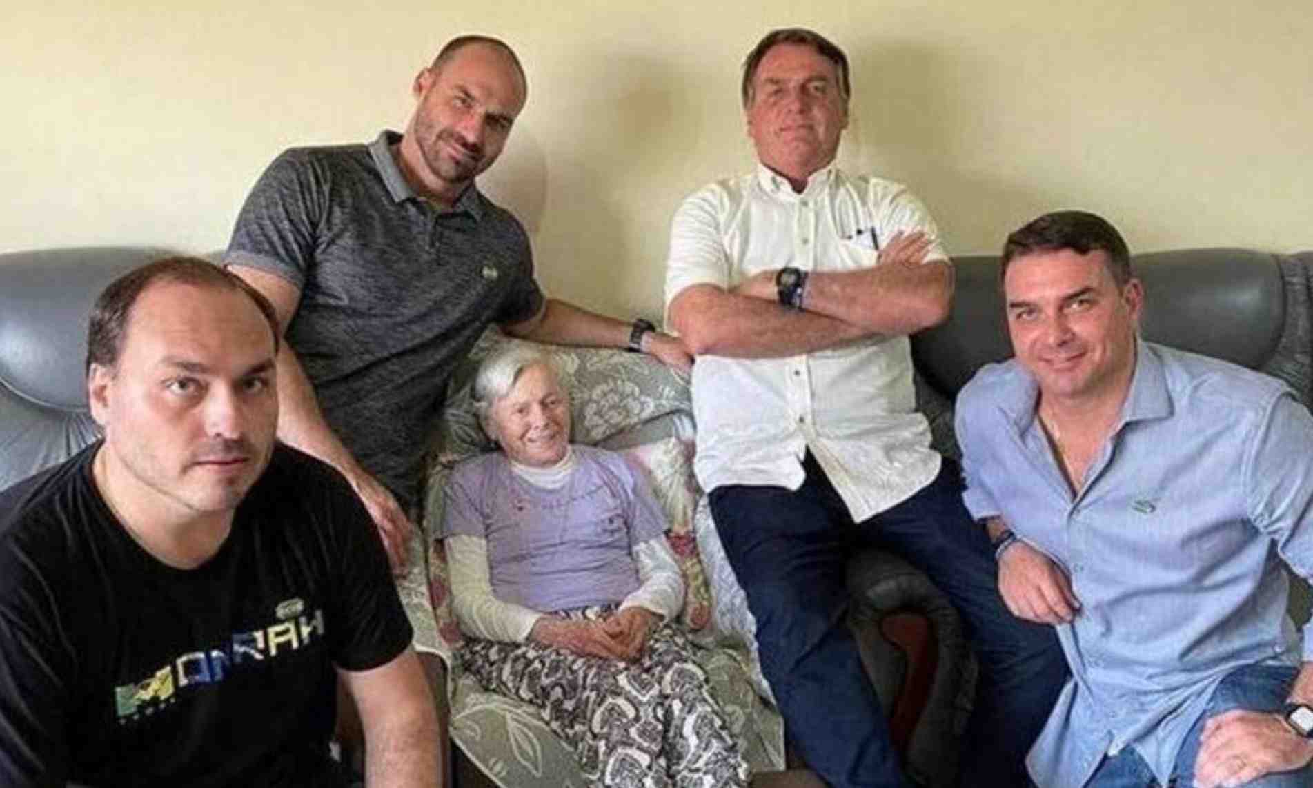 Presidente visitou a mãe, em Eldorado, com os filhos.