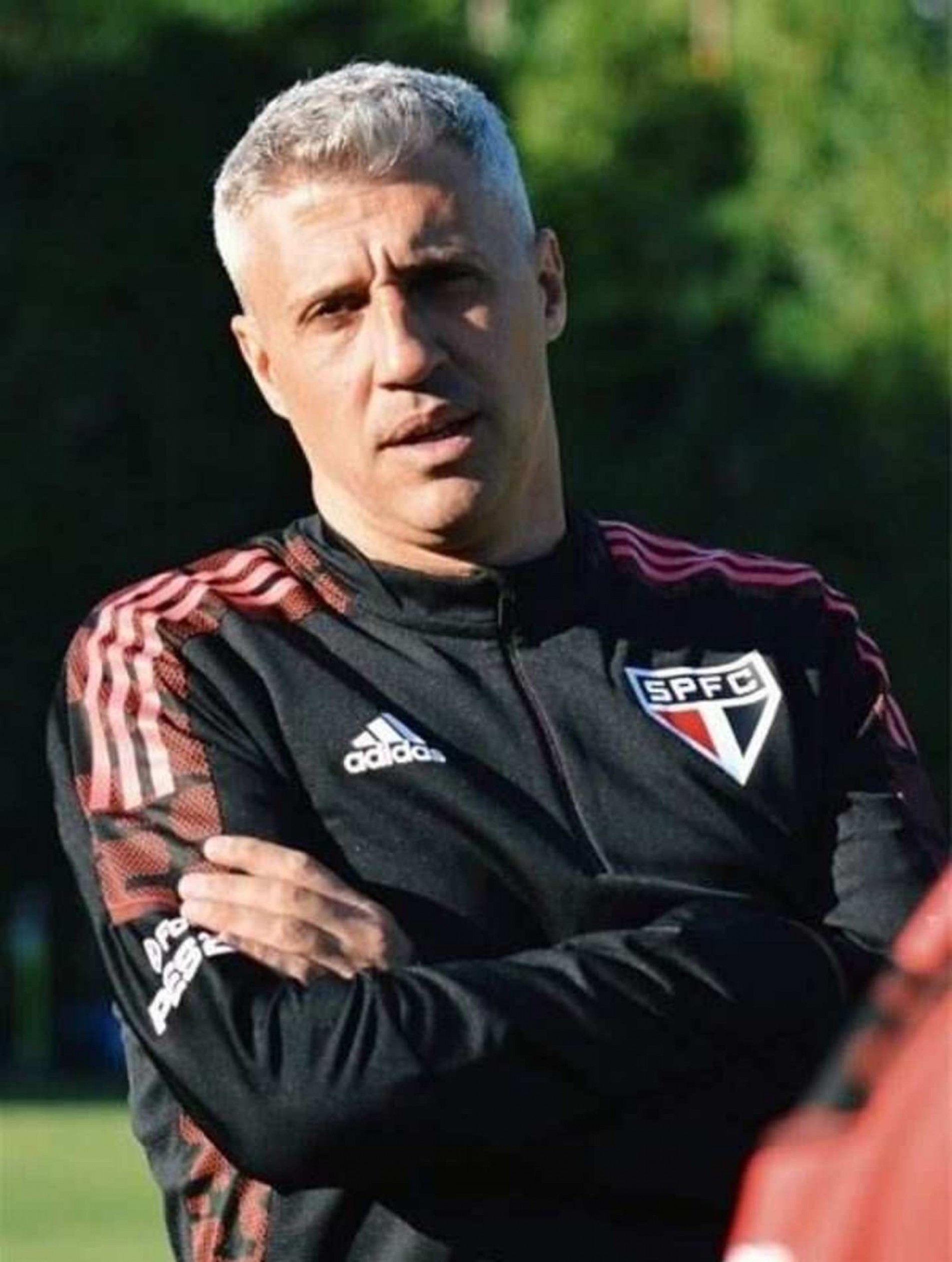 Hernán Crespo enfrenta descrédito e contusões.