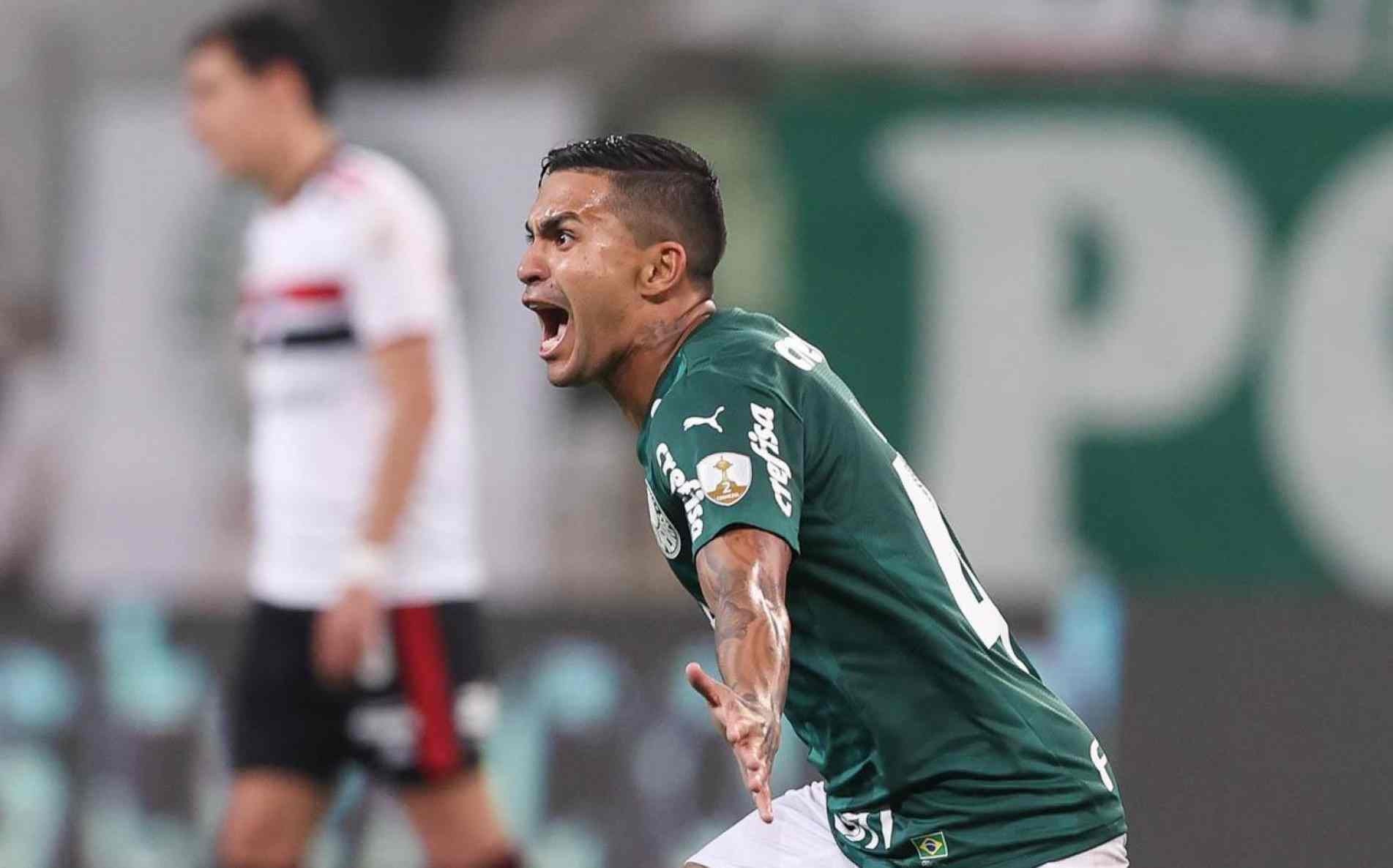 Dudu comemora gol com a camisa do Palmeiras