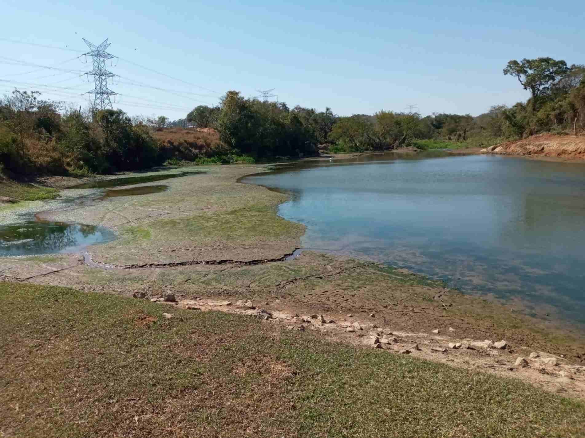 O nível do ribeirão Piraí, que fornece água para 80% de Salto, está baixo