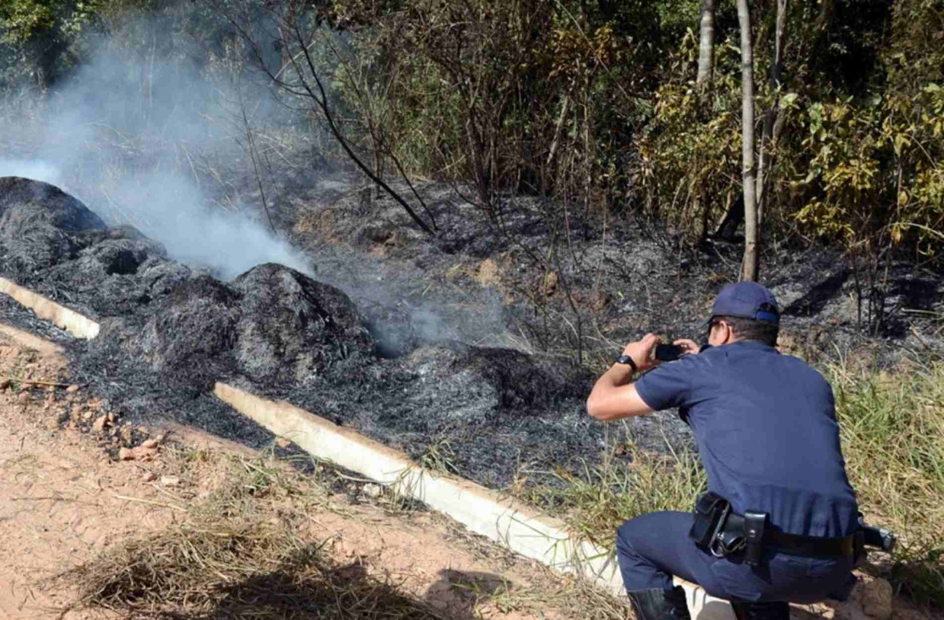 Equipe da Patrulha Ambiental fotografa e faz a medição da área atingida pela queimada.