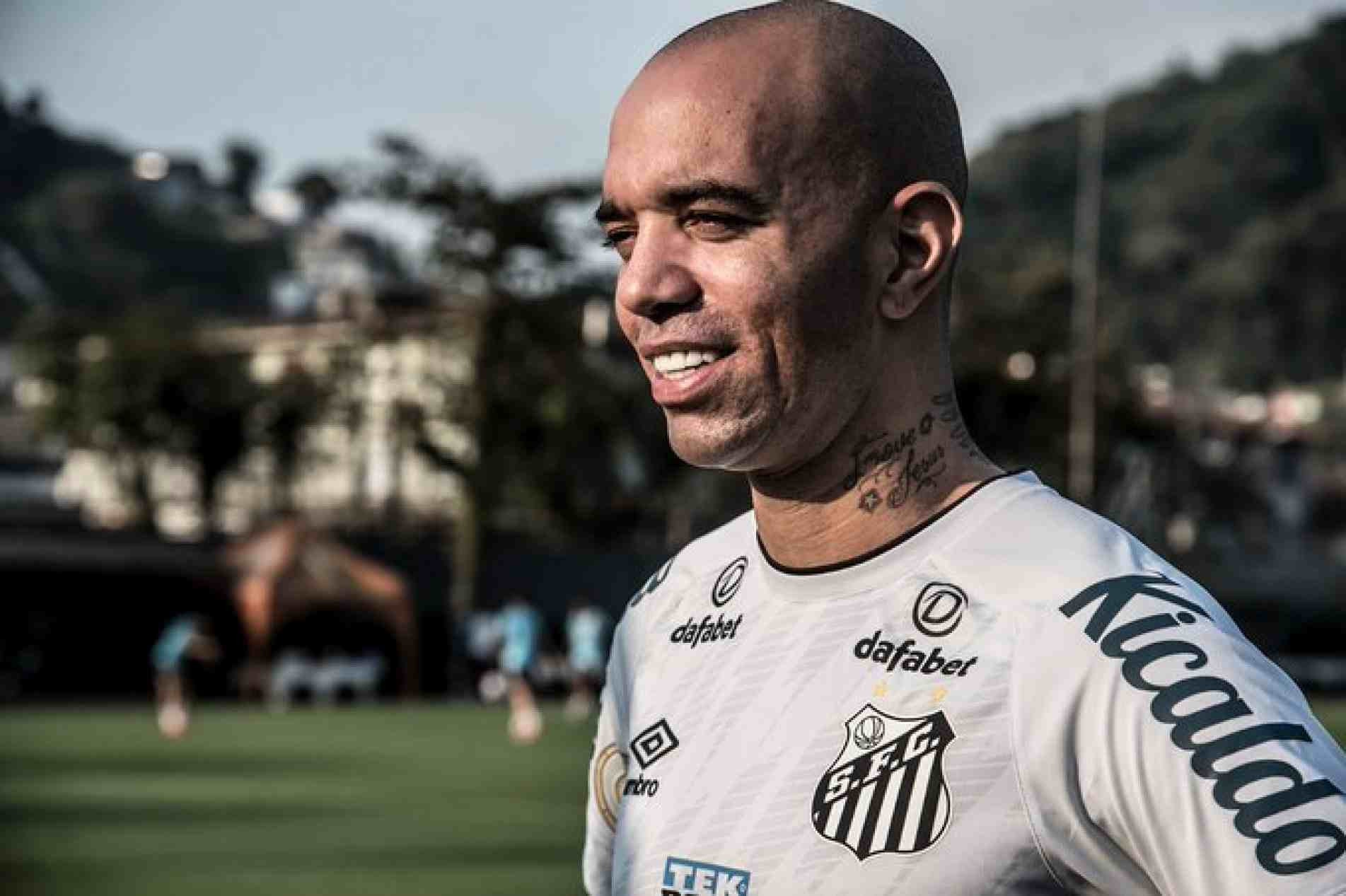 Tardelli, ex-Galo, já está pronto para estrear no ataque santista