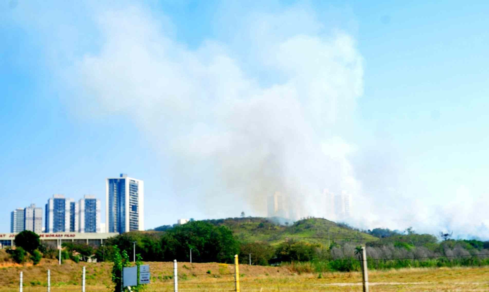 No início da tarde de ontem, um incêndio em mata podia ser visto na região do Campolim.