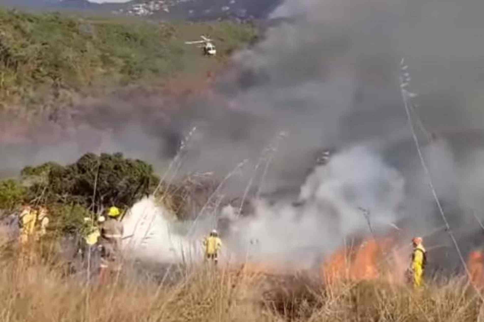 Causa do incêndio no Parque Juquery pode ter relação com queda de balão na região.