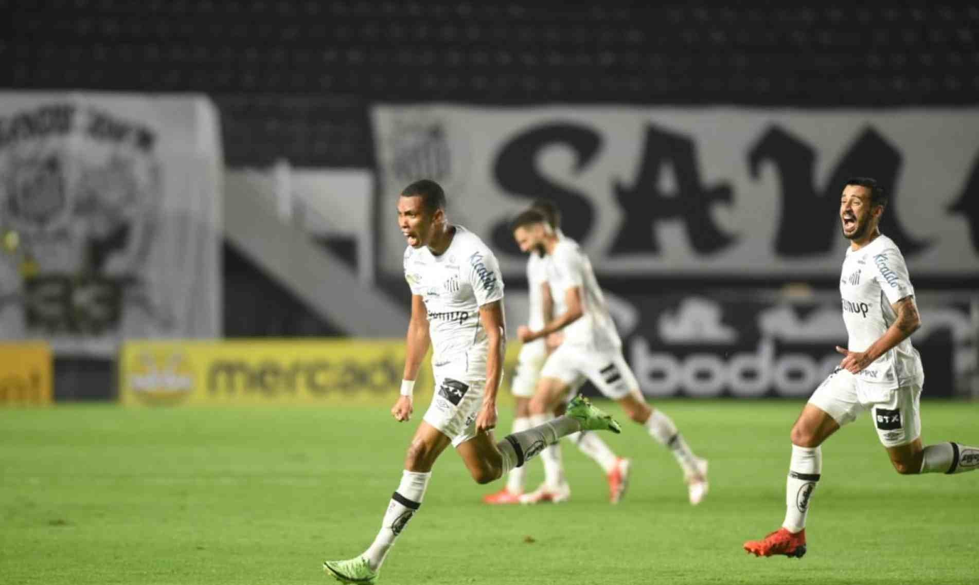 Madson lateral-direito do Santos comemorando o segundo gol.