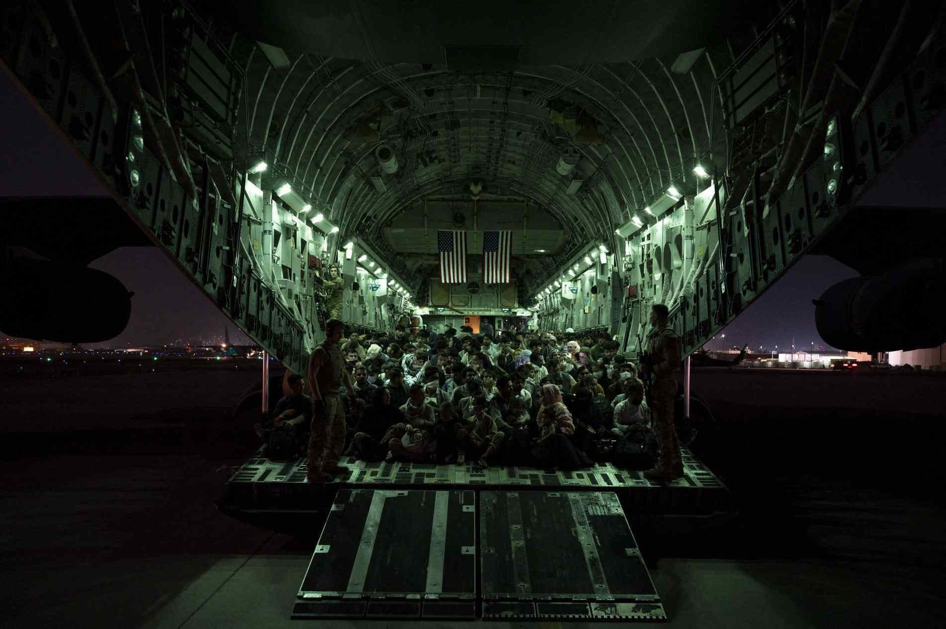Avião das Forças Armadas norte-americanas com passageiros afegãos, no aeroporto de Cabul