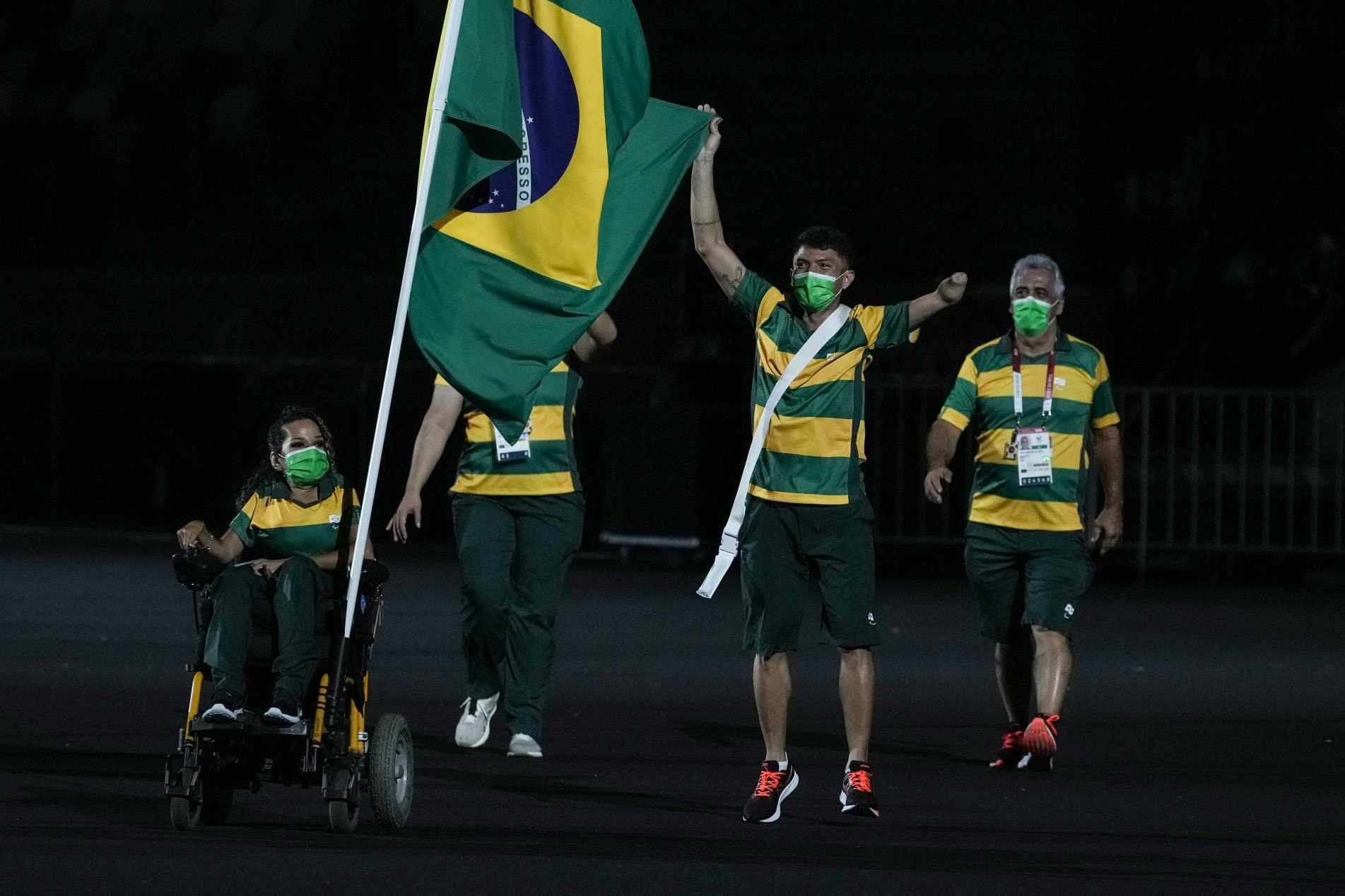 Petrúcio Ferreira, do atletismo, e Evelyn Oliveira, da bocha, foram os porta-bandeiras do Brasil